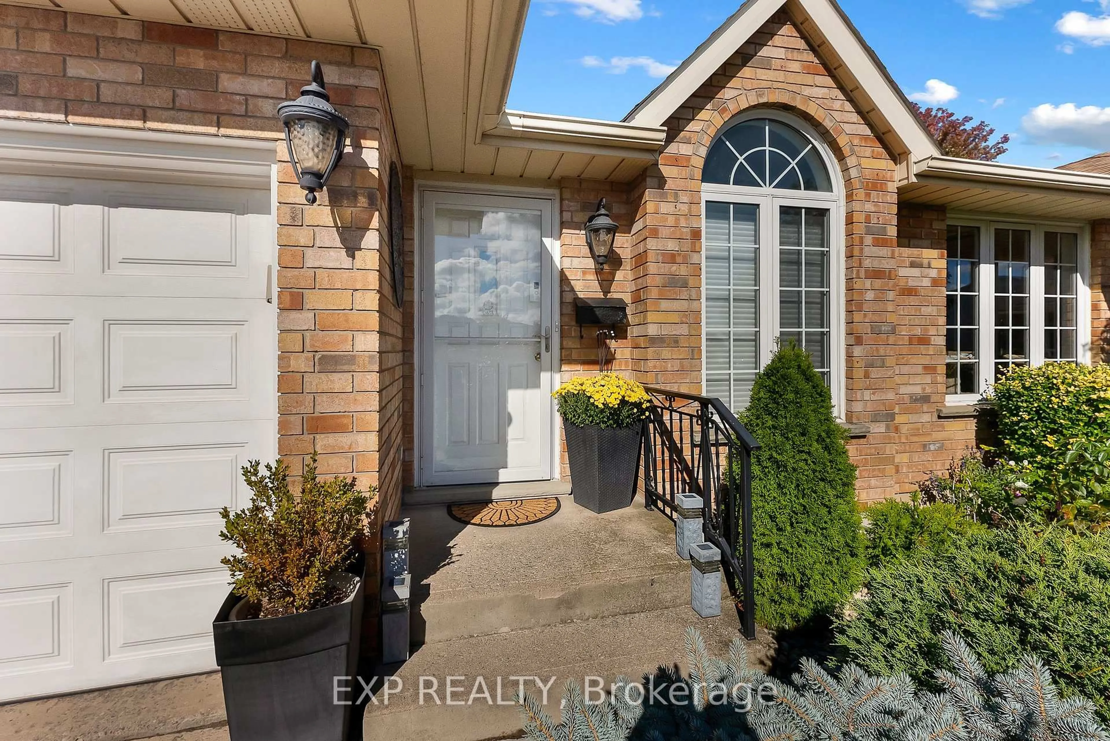 Indoor entryway for 7799 Yvette Cres, Niagara Falls Ontario L2H 3B6