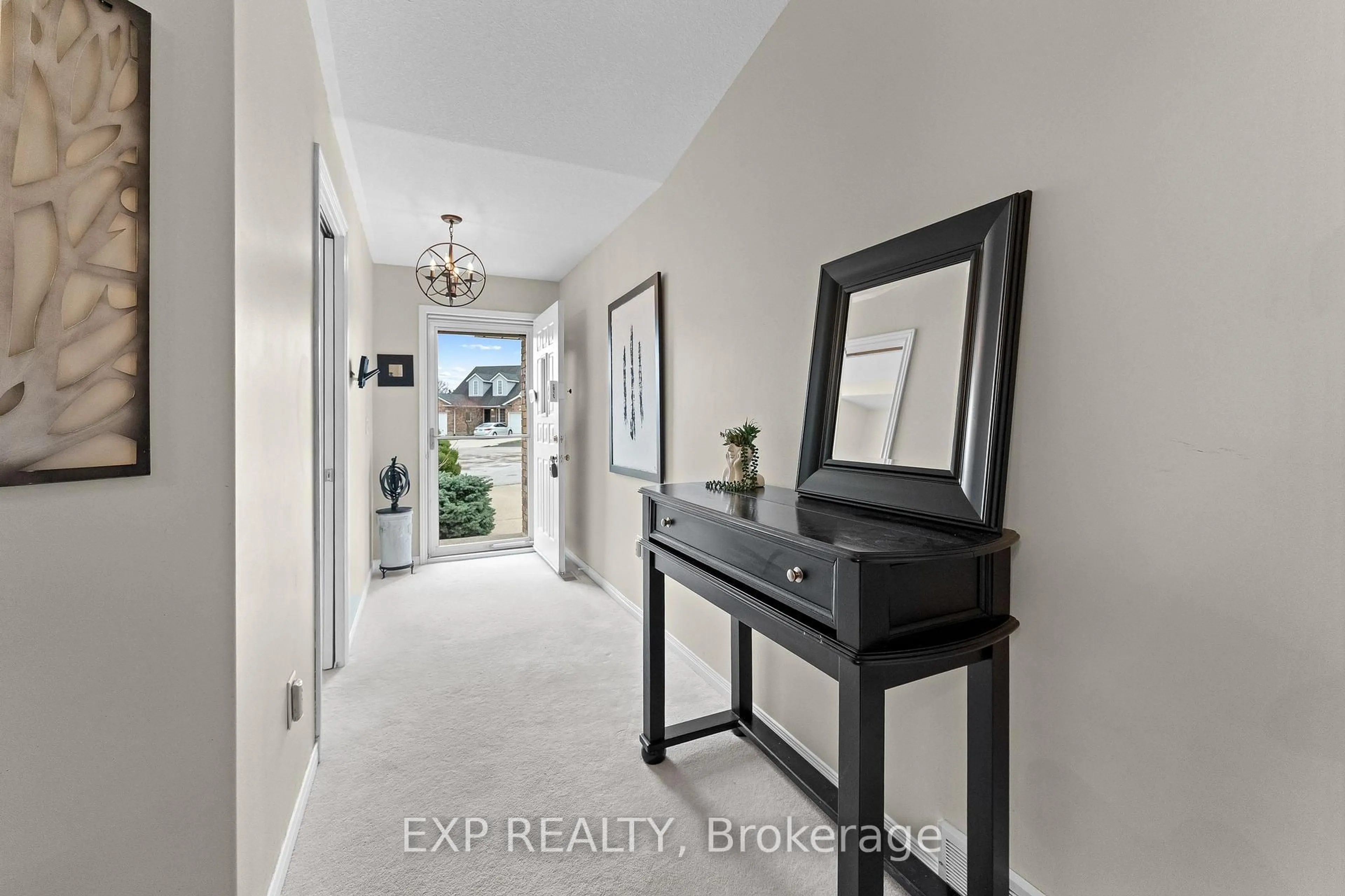 Indoor entryway for 7799 Yvette Cres, Niagara Falls Ontario L2H 3B6