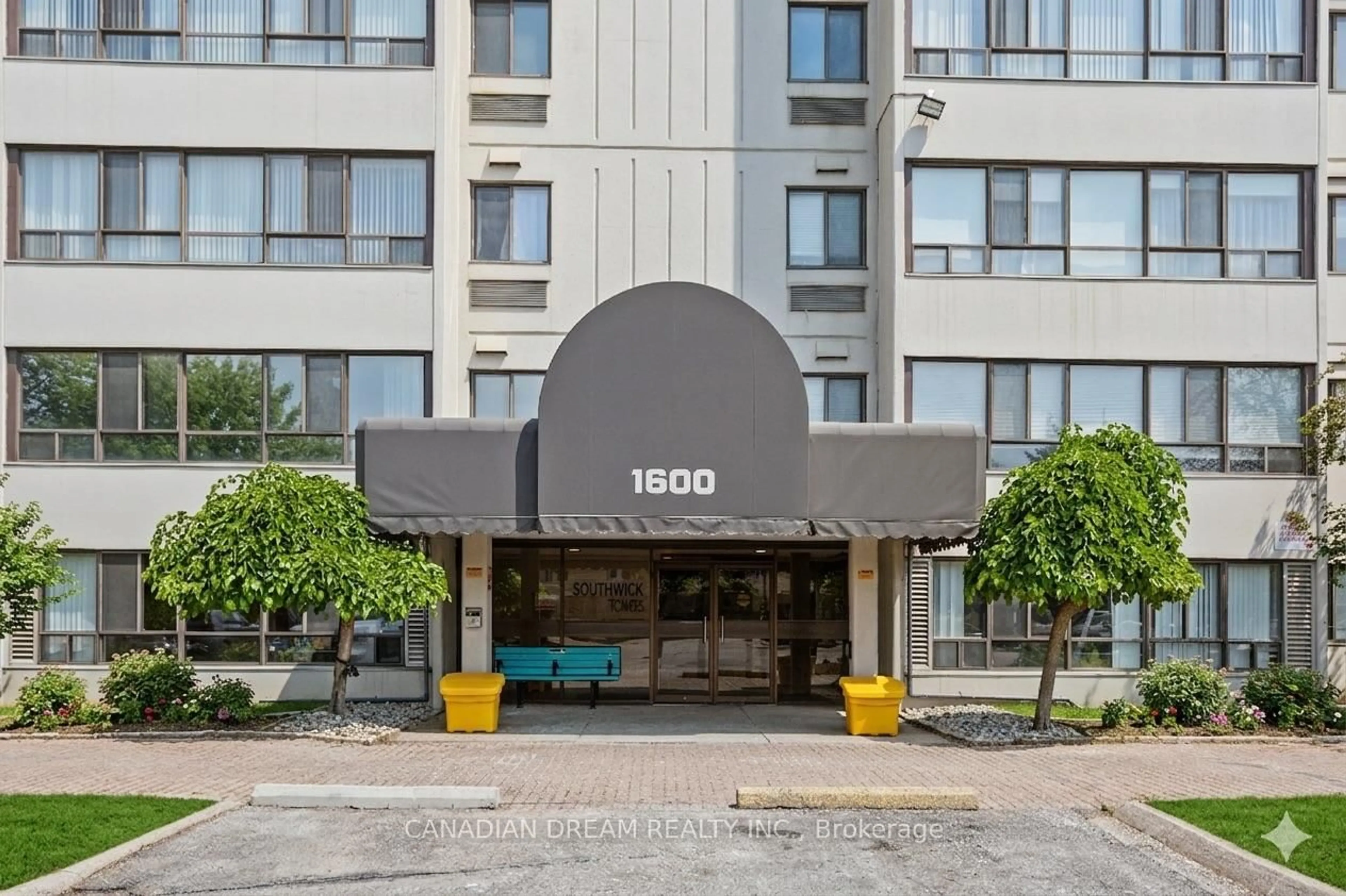 Indoor foyer for 1600 Adelaide St #104, London North Ontario N5X 3H6