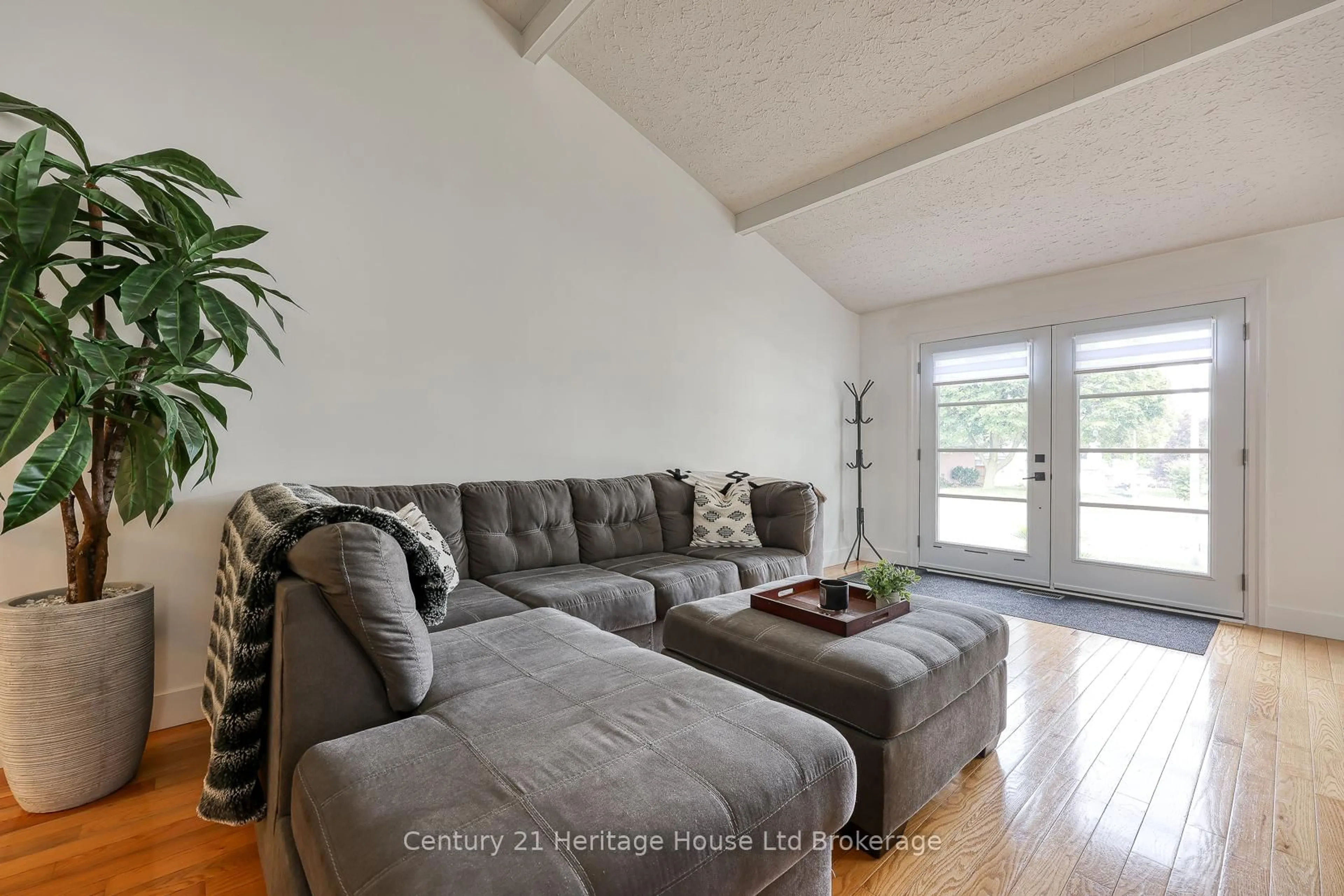 Living room with furniture, unknown for 275 Cartier Dr, Woodstock Ontario N4S 7T9