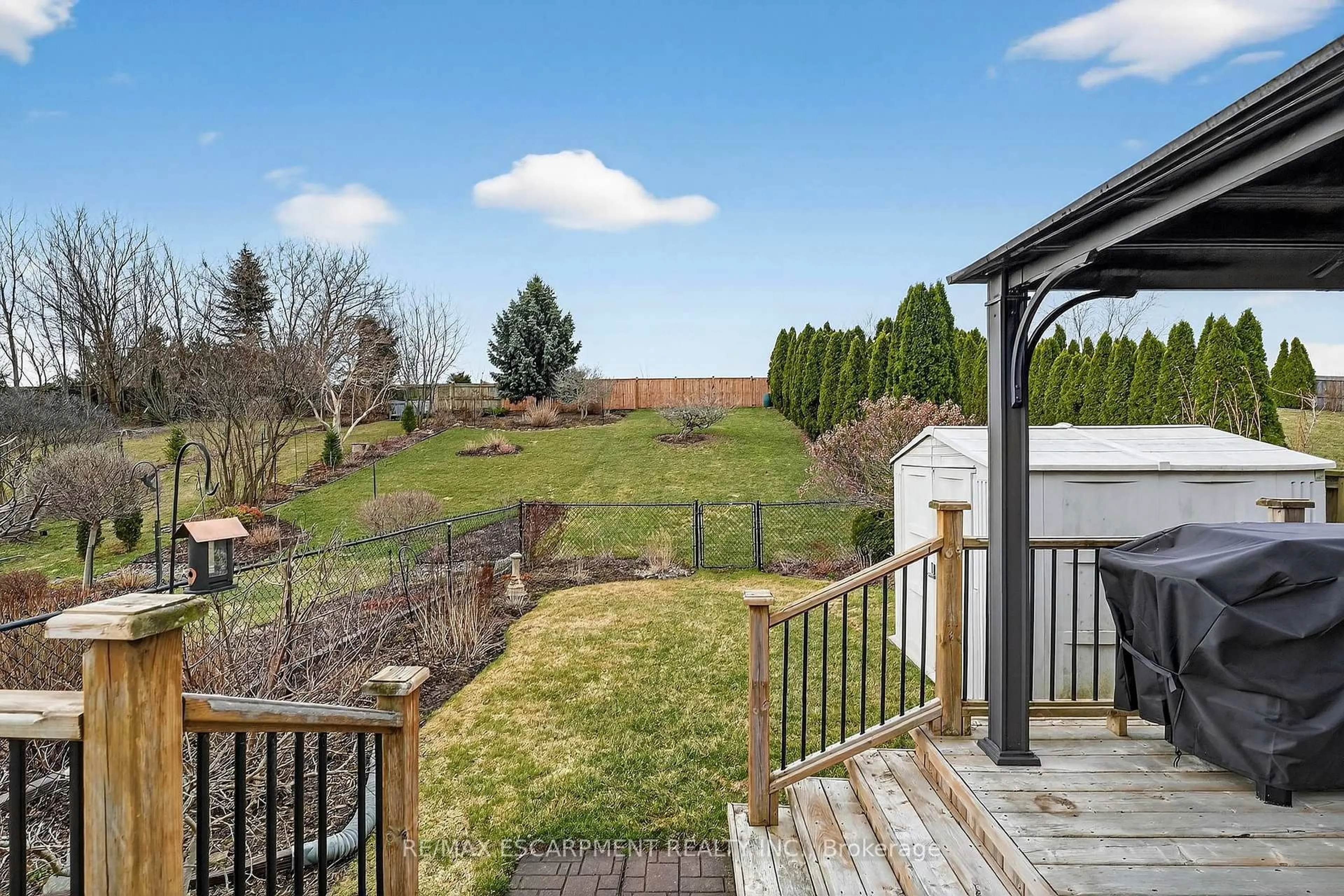 Patio, mountain view for 6 Conrad Pl, Grimsby Ontario L3M 5S5