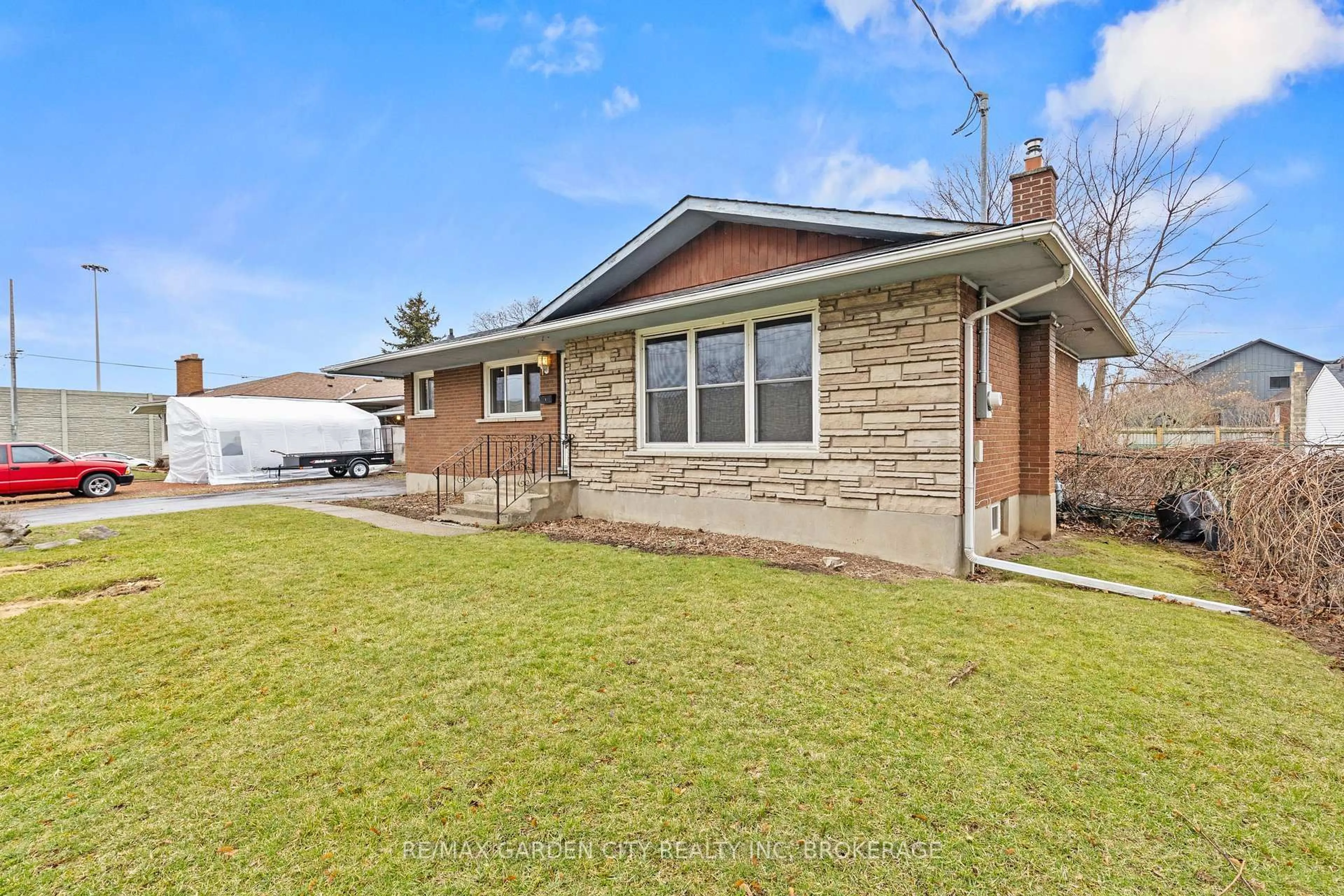 Home with brick exterior material, unknown for 1 GLADMAN Ave, St. Catharines Ontario L2N 4A2