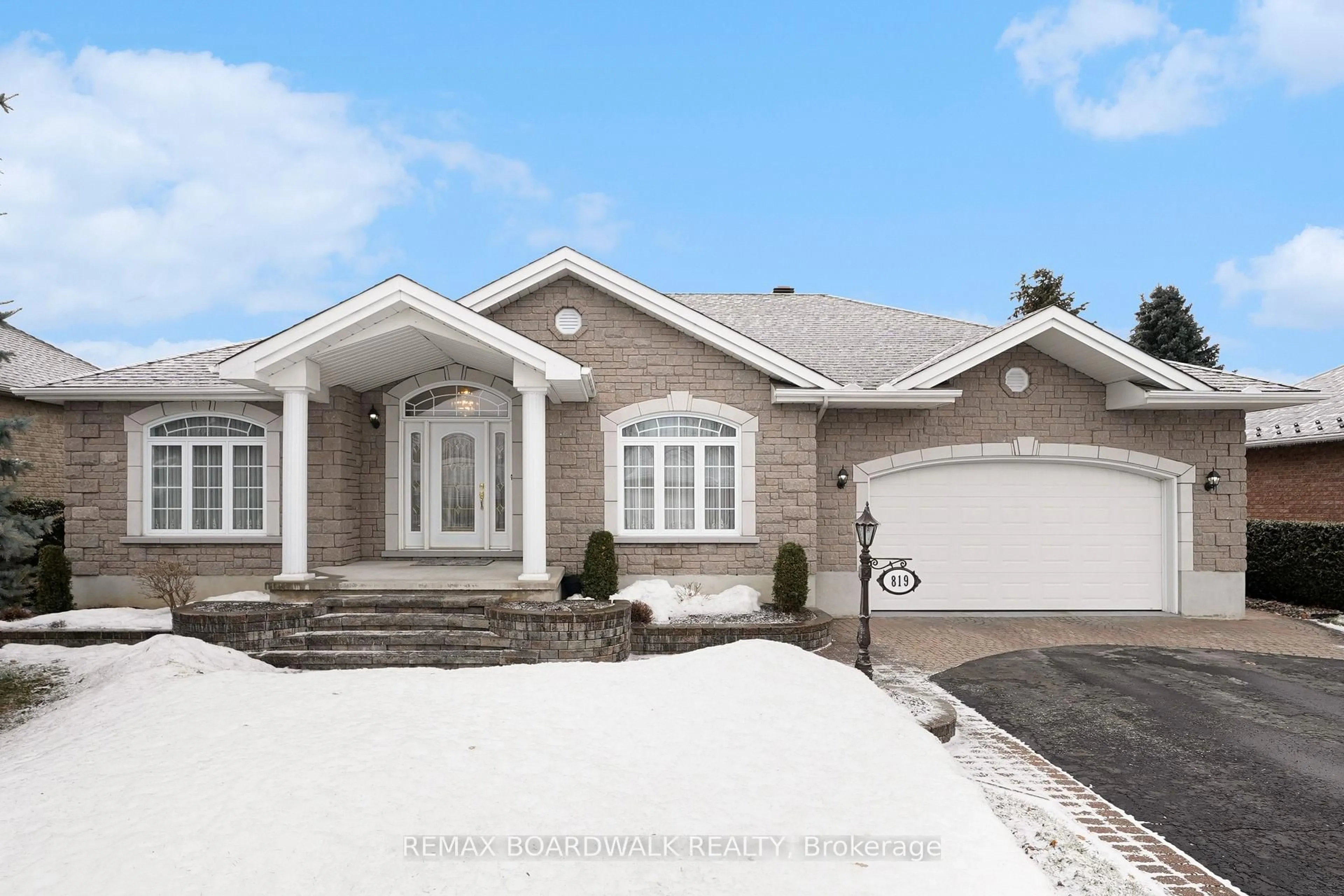 Home with vinyl exterior material, street for 819 Laval St, Casselman Ontario K0A 1M0