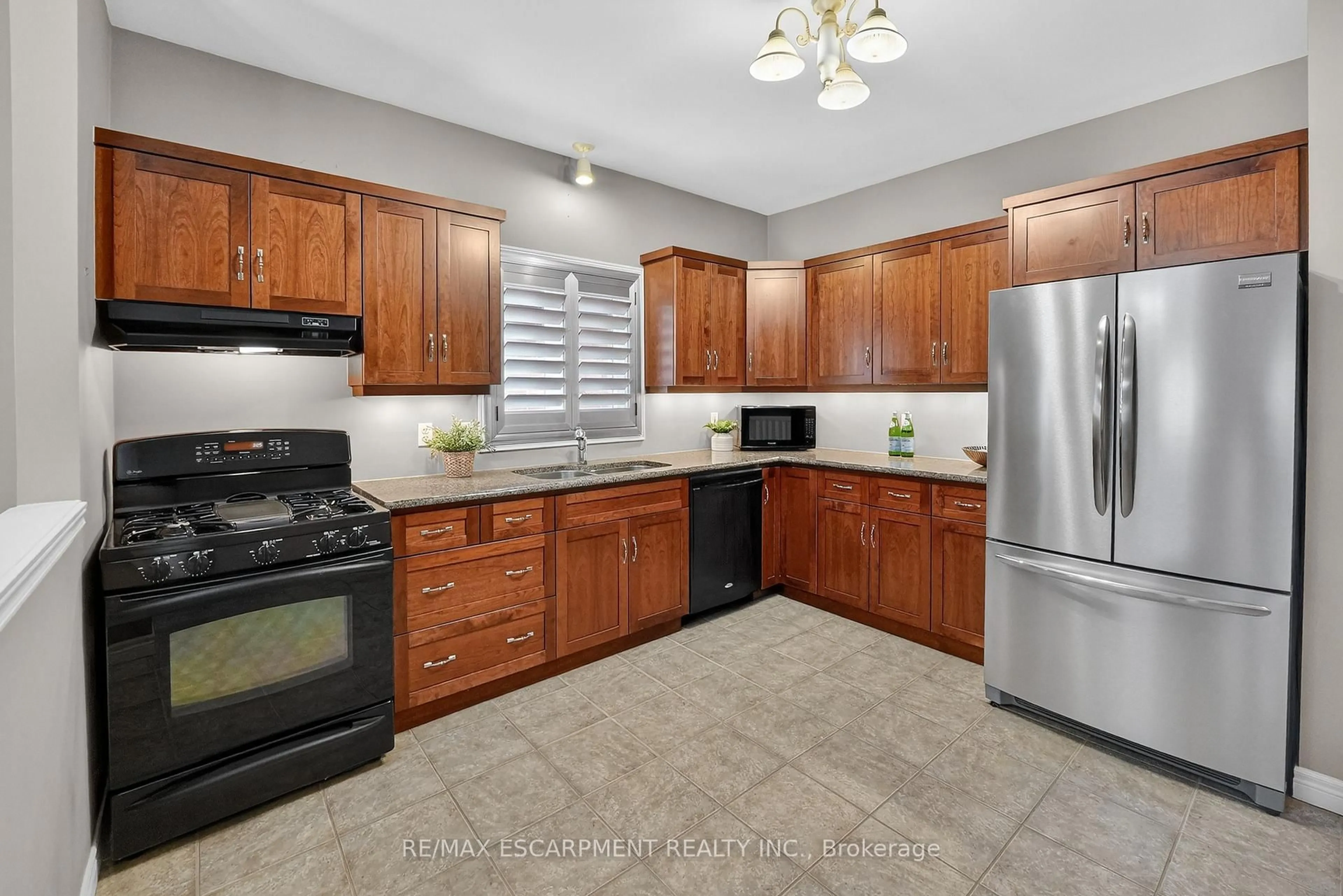 Standard kitchen, ceramic/tile floor for 26 Conrad Pl, Grimsby Ontario L3M 5S5