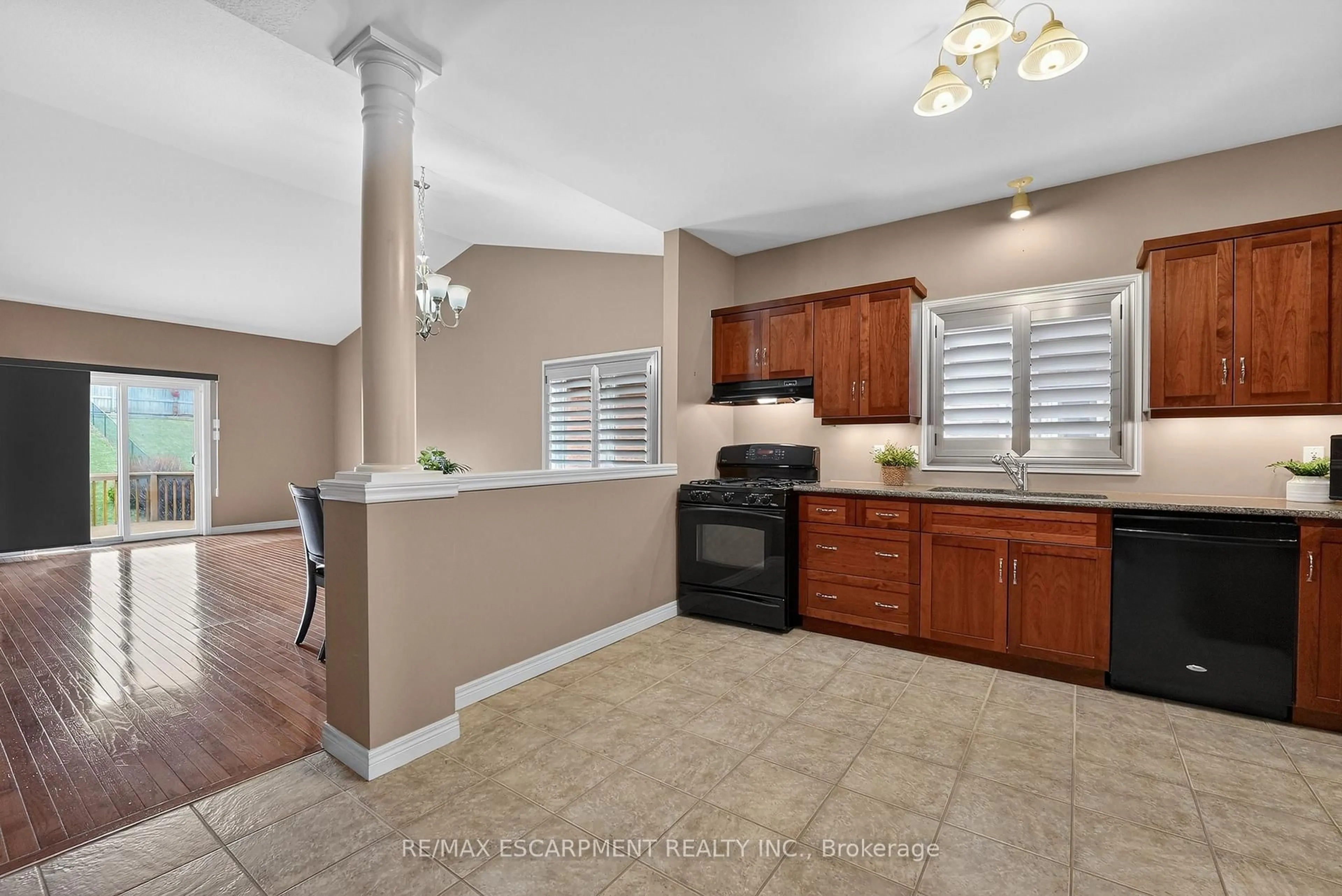 Open concept kitchen, ceramic/tile floor for 26 Conrad Pl, Grimsby Ontario L3M 5S5