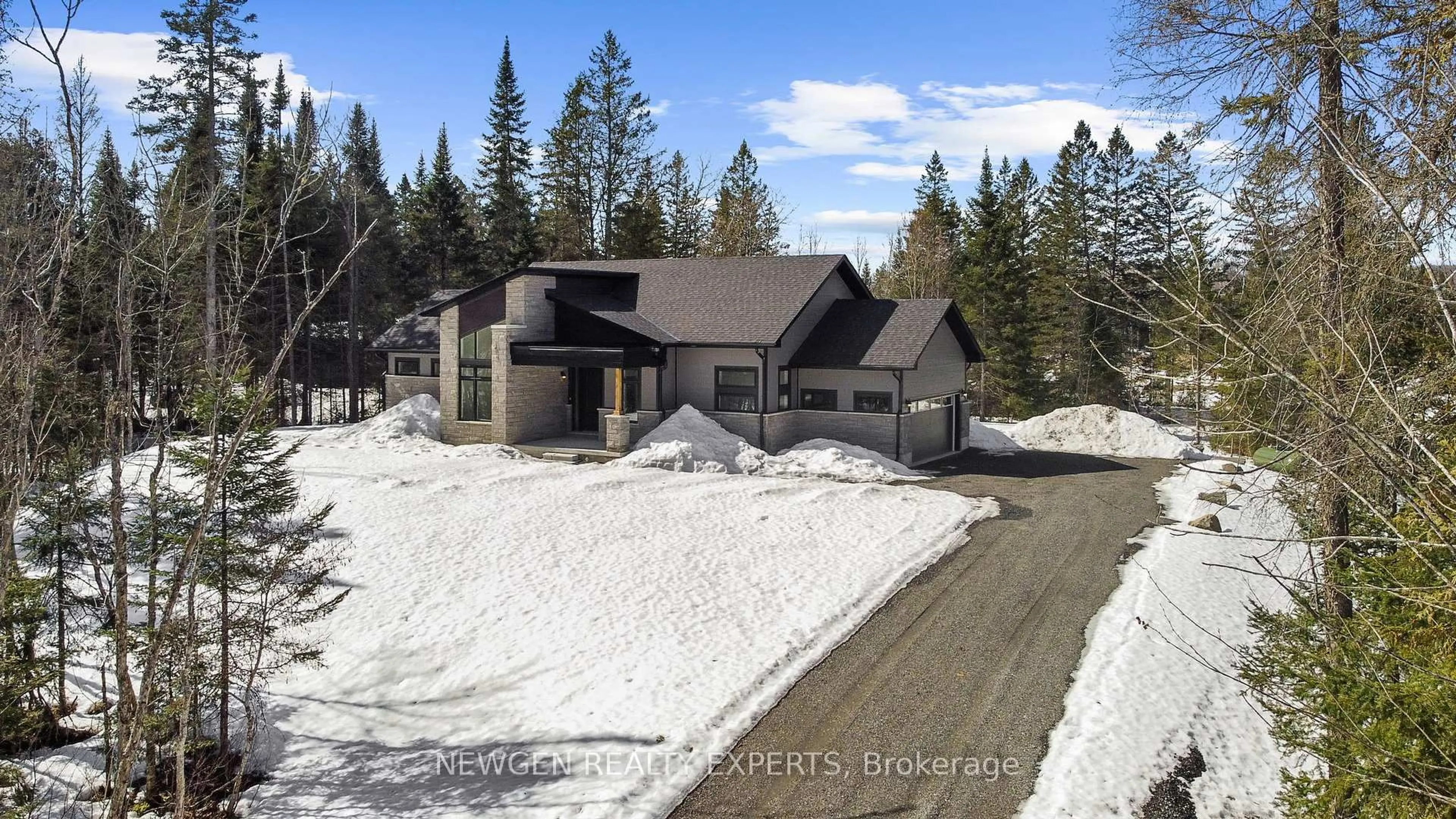 A pic from outside/outdoor area/front of a property/back of a property/a pic from drone, street for 1007 Kingsridge Crt, Lake of Bays Ontario P1H 0K1