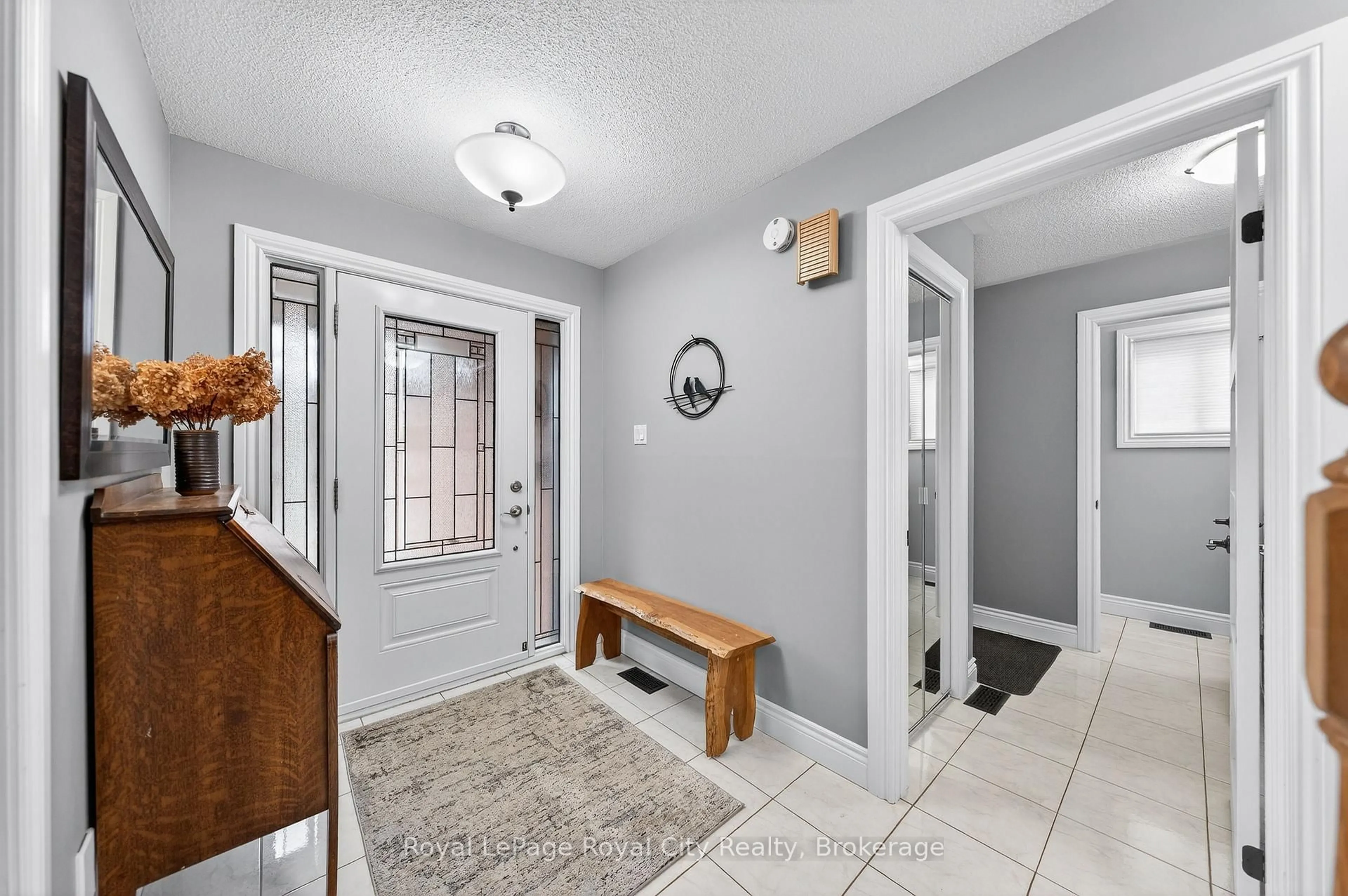 Indoor entryway for 361 Stephanie Dr, Guelph Ontario N1K 1R2