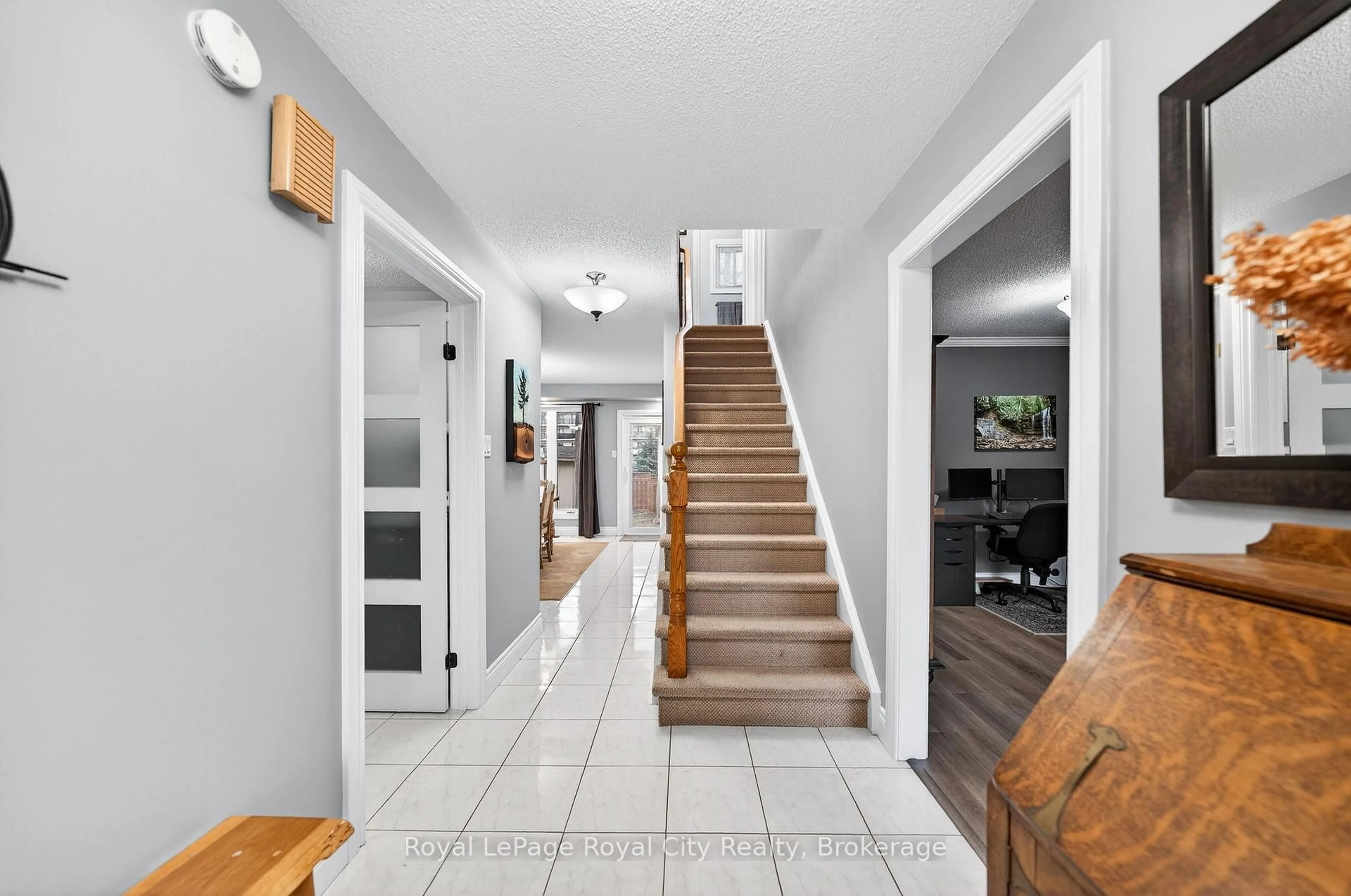 Indoor foyer for 361 Stephanie Dr, Guelph Ontario N1K 1R2