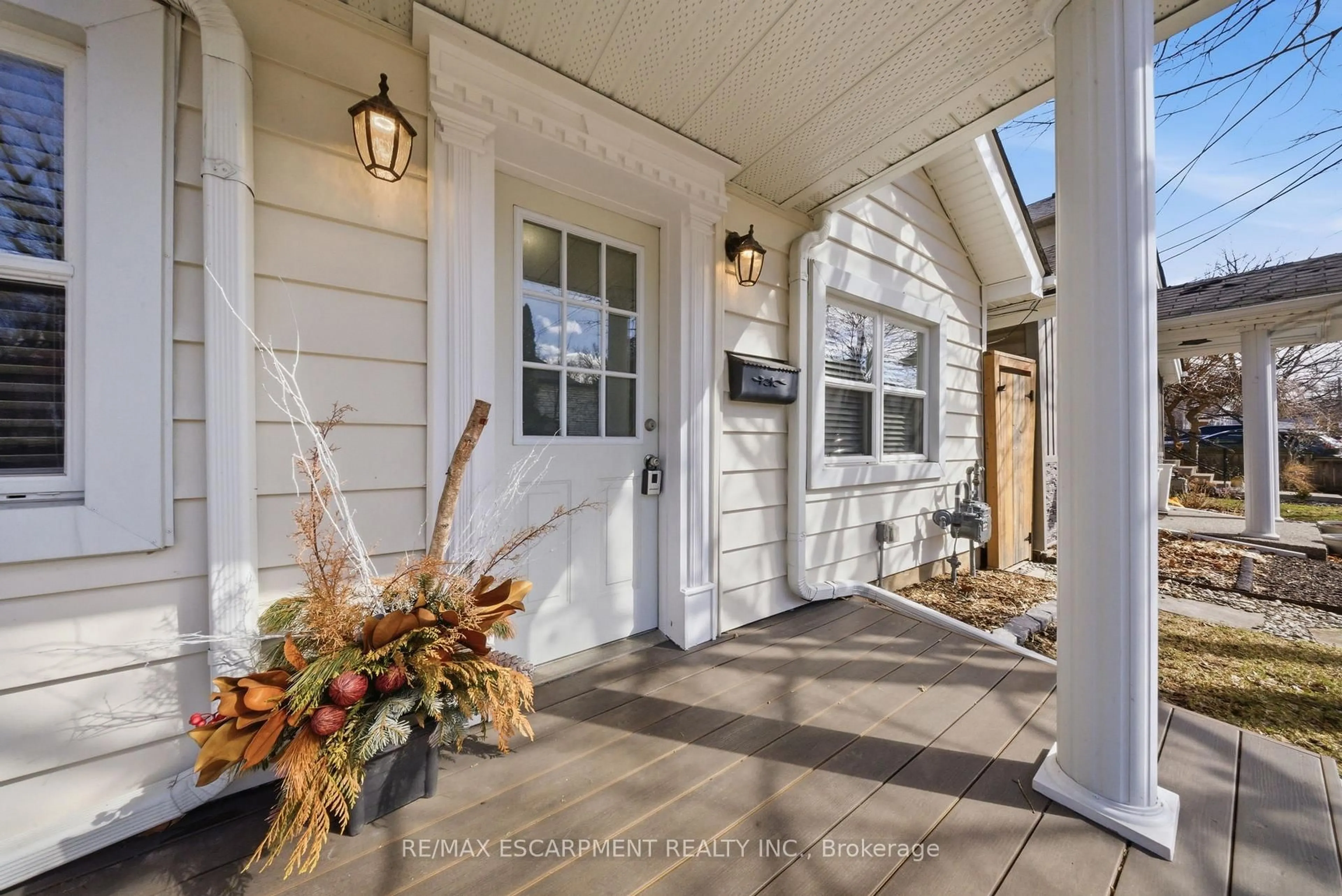 Indoor entryway for 36 Queensdale Ave, Hamilton Ontario L9C 1B5