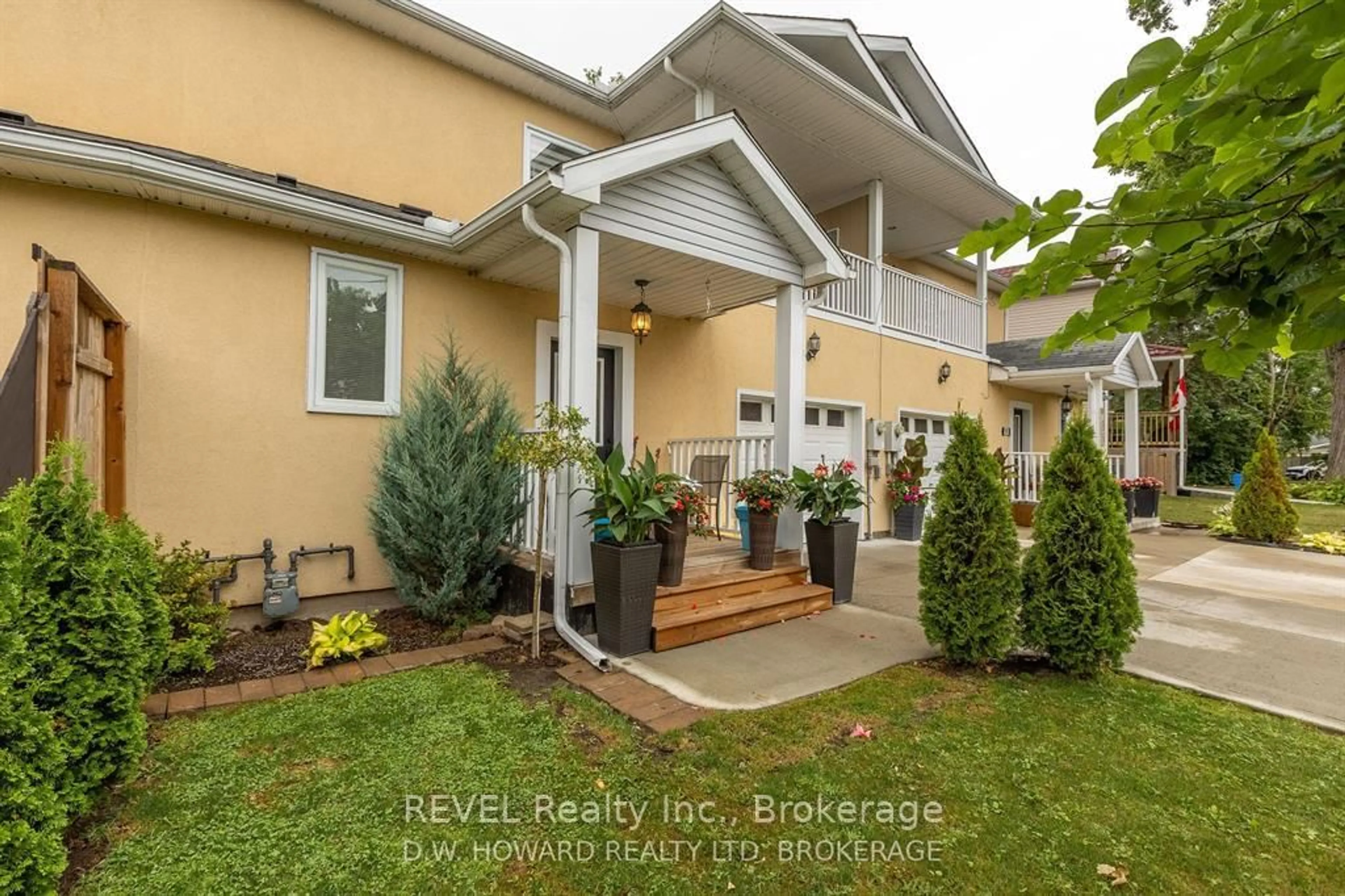 Patio, street for 199 Cambridge Rd, Fort Erie Ontario L0S 1B0