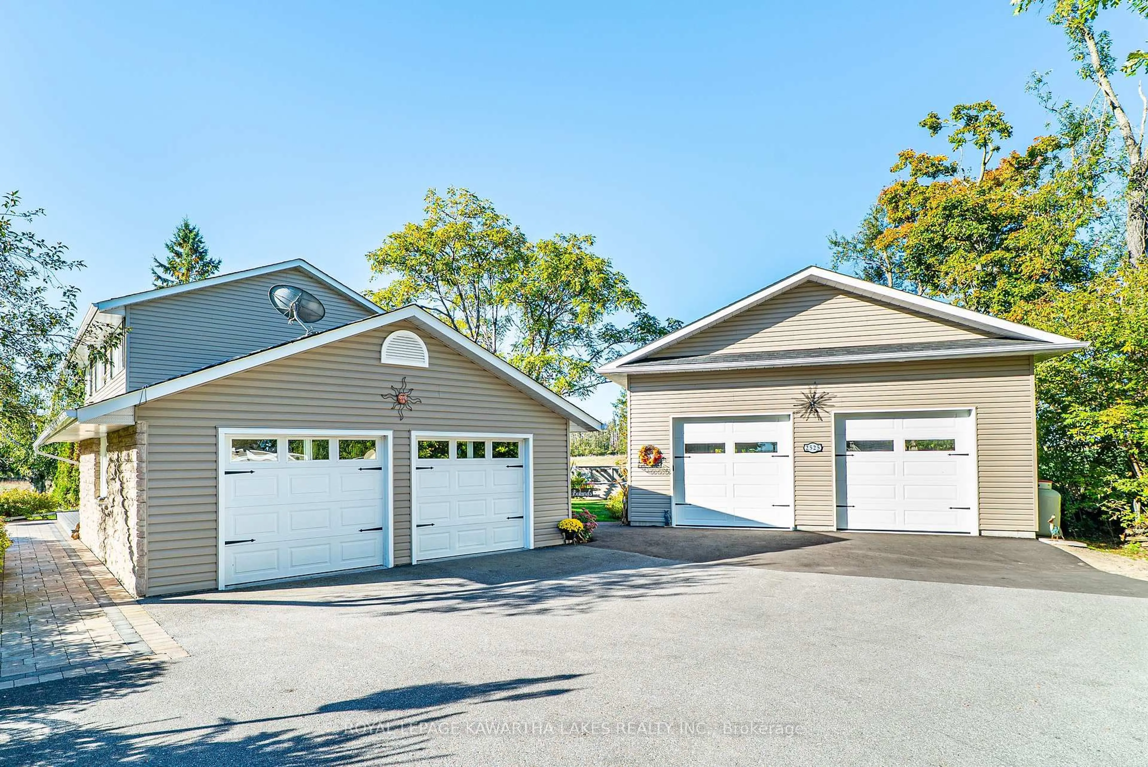 Indoor garage for 2525 Elm Tree Rd, Kawartha Lakes Ontario K9V 4R1