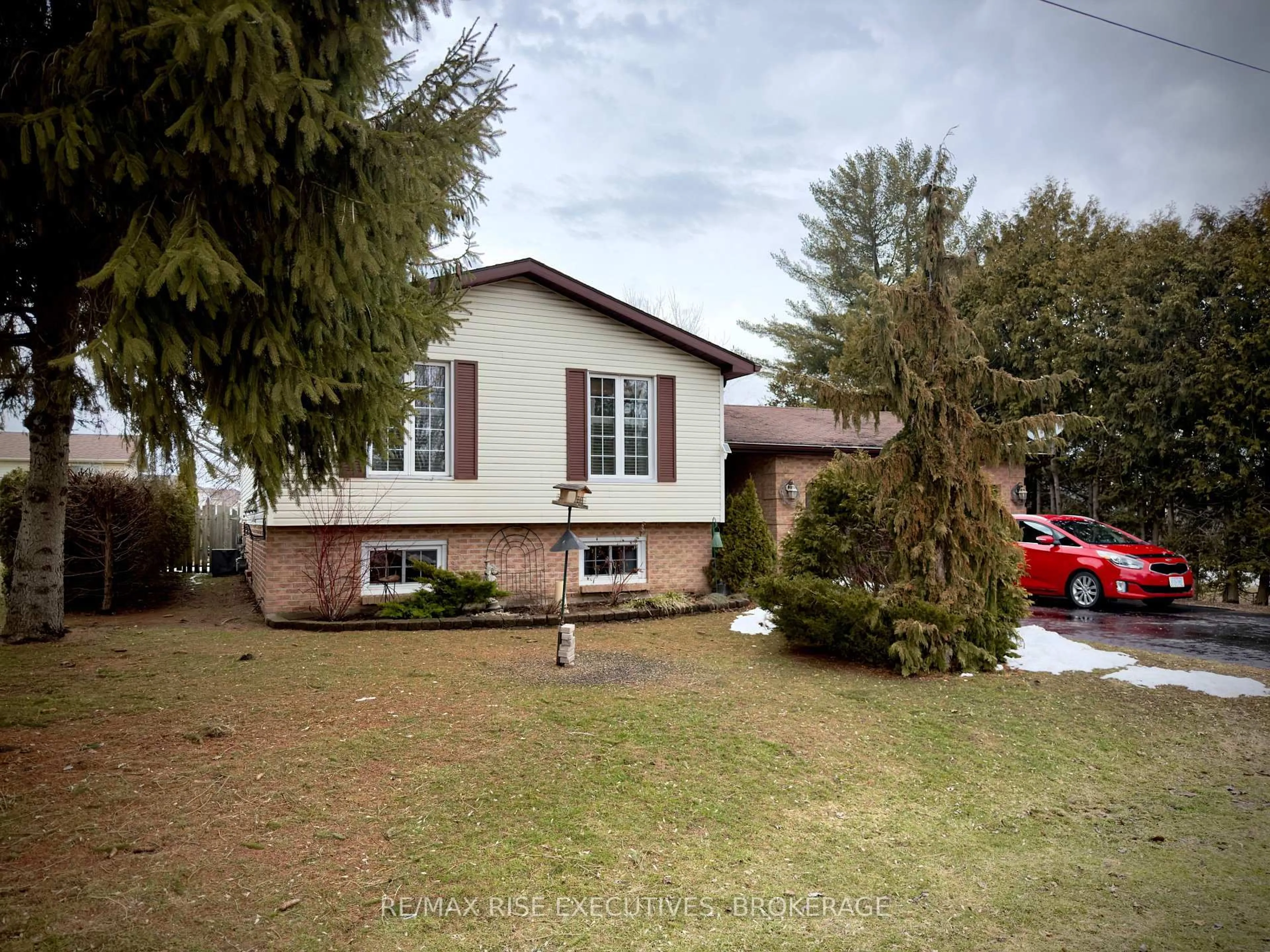 A pic from outside/outdoor area/front of a property/back of a property/a pic from drone, street for 239 Church St, Greater Napanee Ontario K7R 1C5