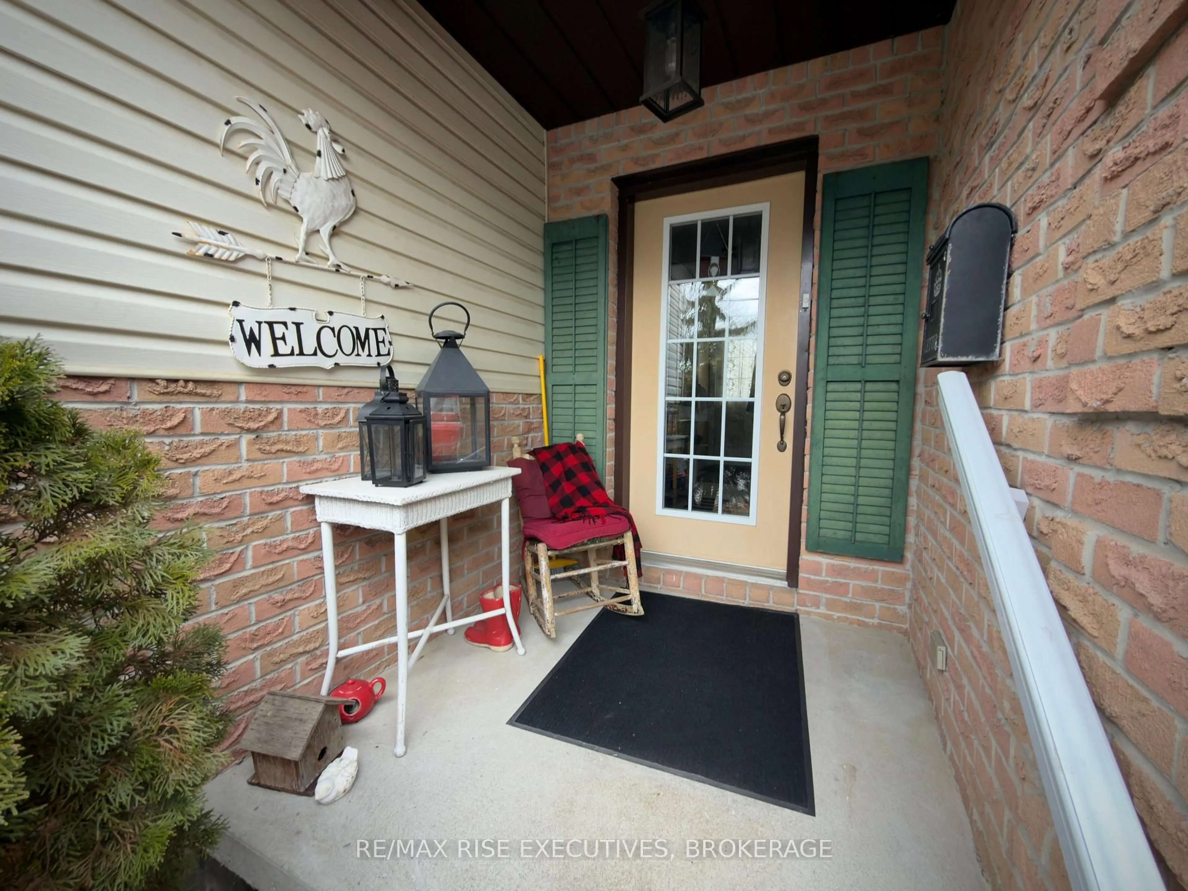 Indoor entryway for 239 Church St, Greater Napanee Ontario K7R 1C5