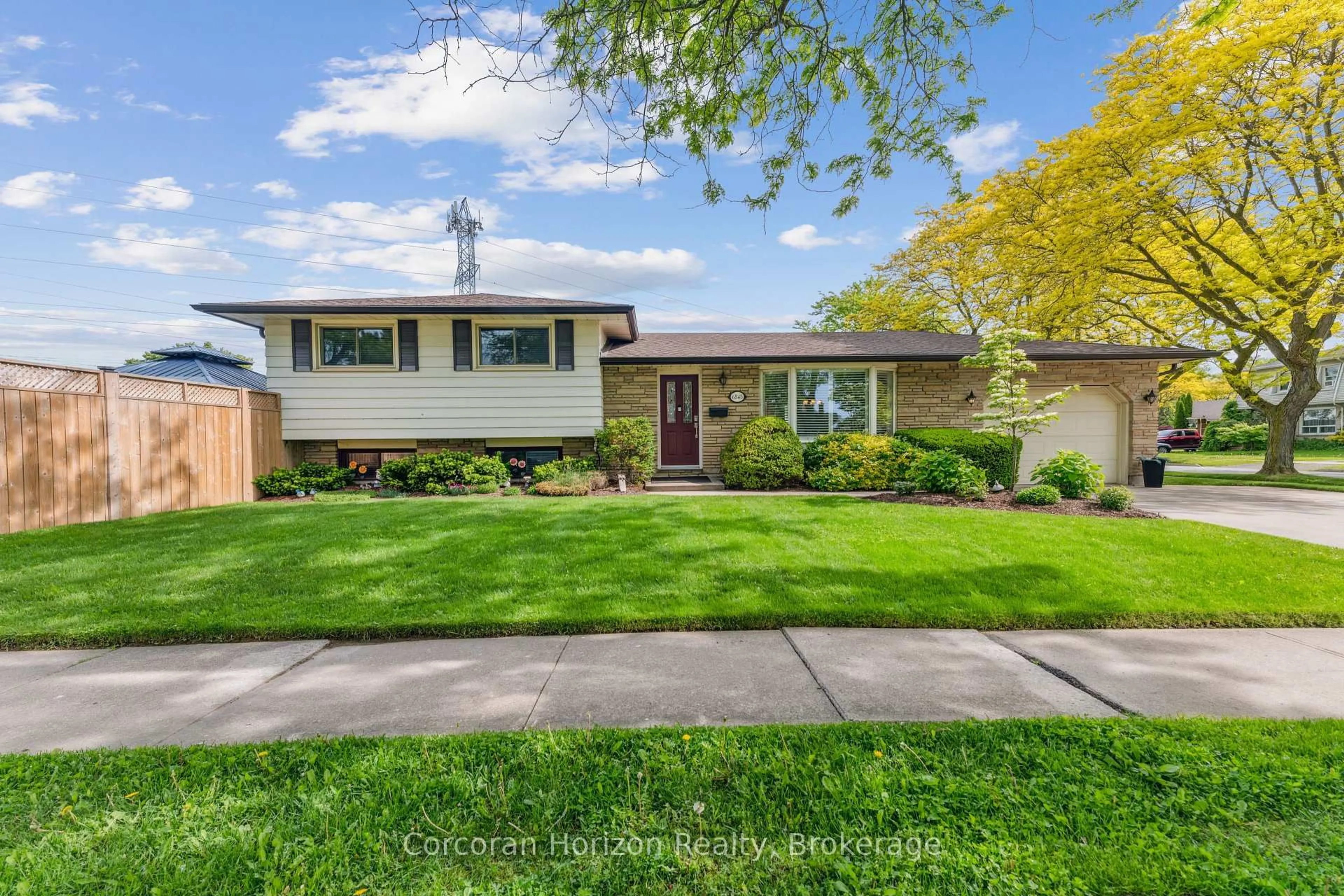 Home with vinyl exterior material, street for 6845 Wilinger St, Niagara Falls Ontario L2J 2B5