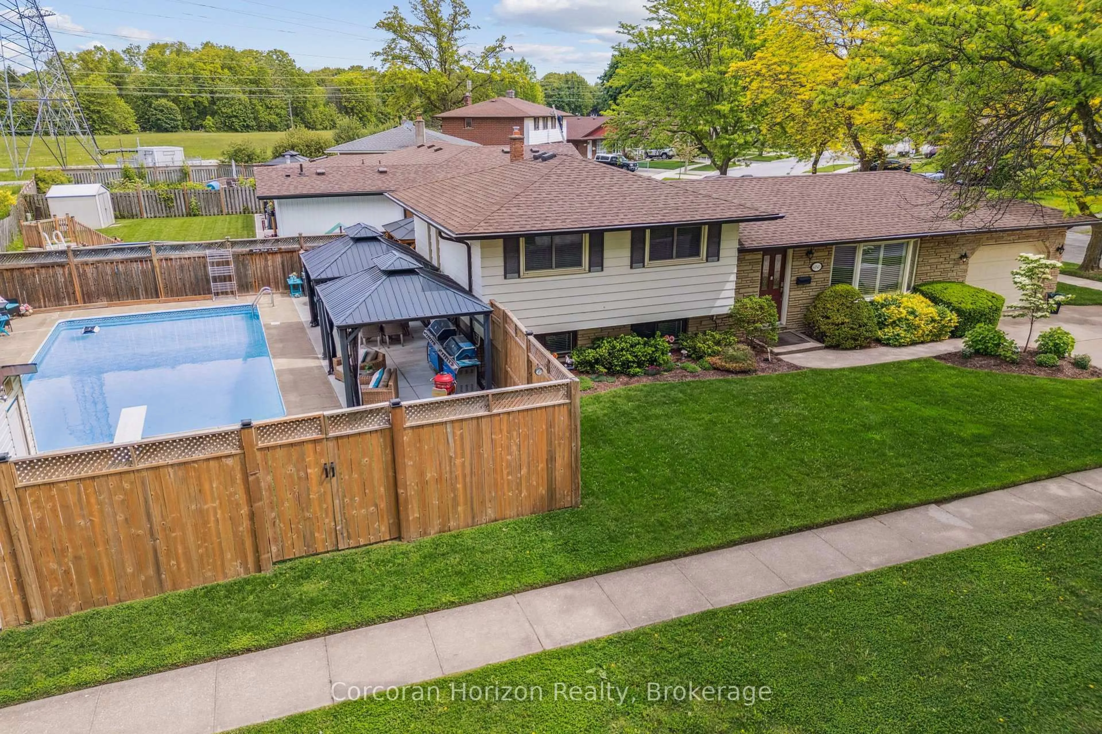 A pic from outside/outdoor area/front of a property/back of a property/a pic from drone, water/lake/river/ocean view for 6845 Wilinger St, Niagara Falls Ontario L2J 2B5