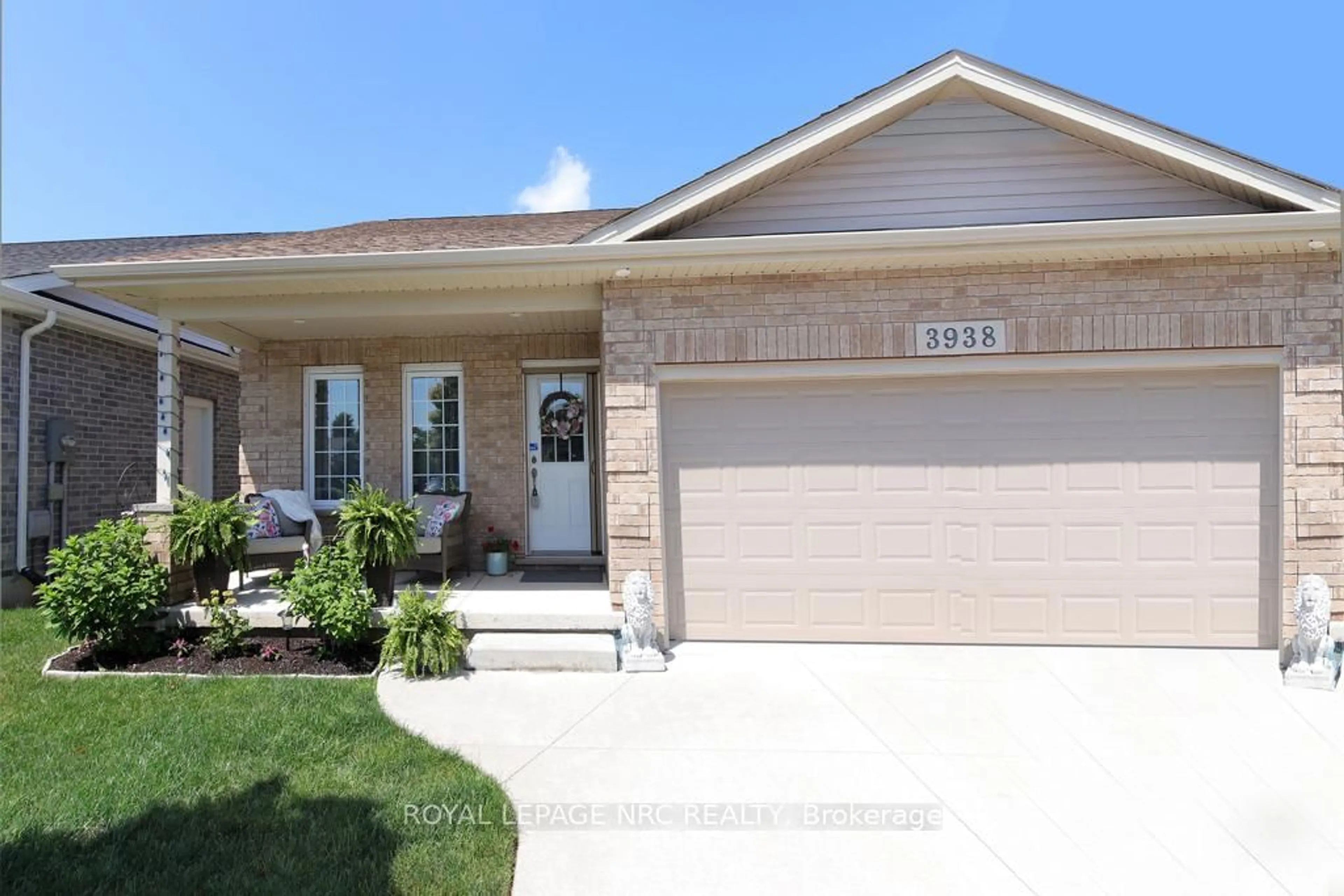 Home with vinyl exterior material, street for 3938 Sunset Lane, Lincoln Ontario L0R 2C0