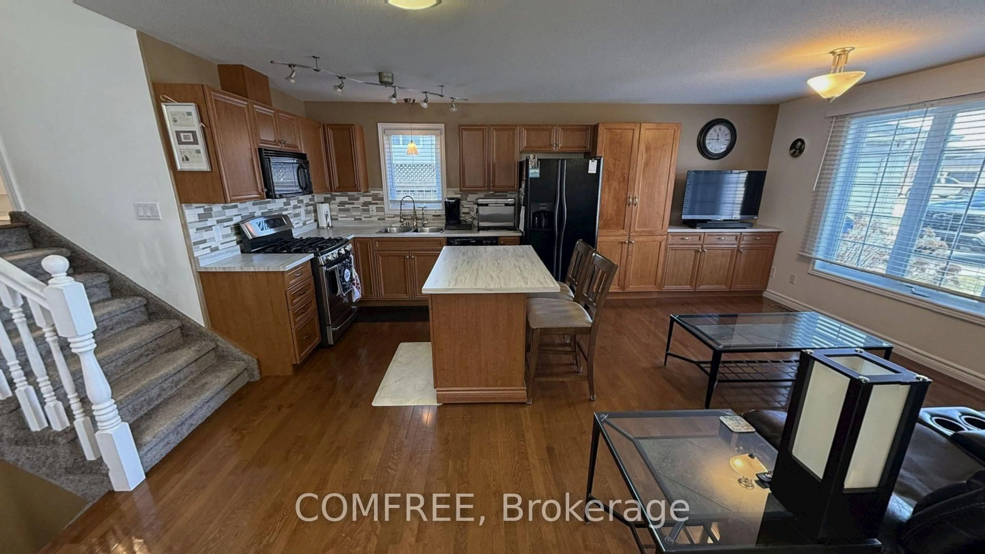 Open concept kitchen, unknown for 33 Regal Dr, Chatham-Kent Ontario N0P 2L0