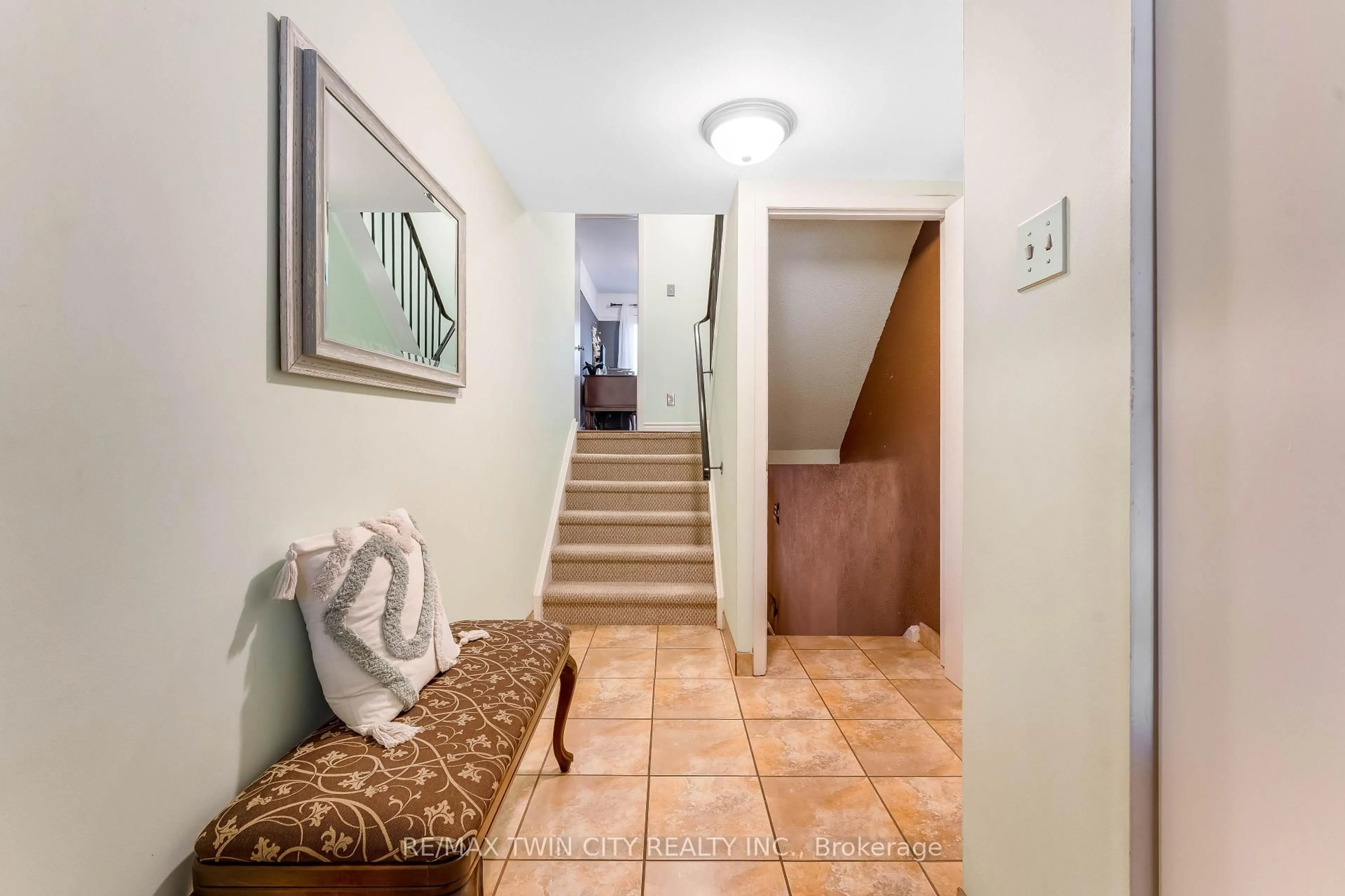 Indoor entryway for 86 Overlea Dr, Kitchener Ontario N2M 1T1