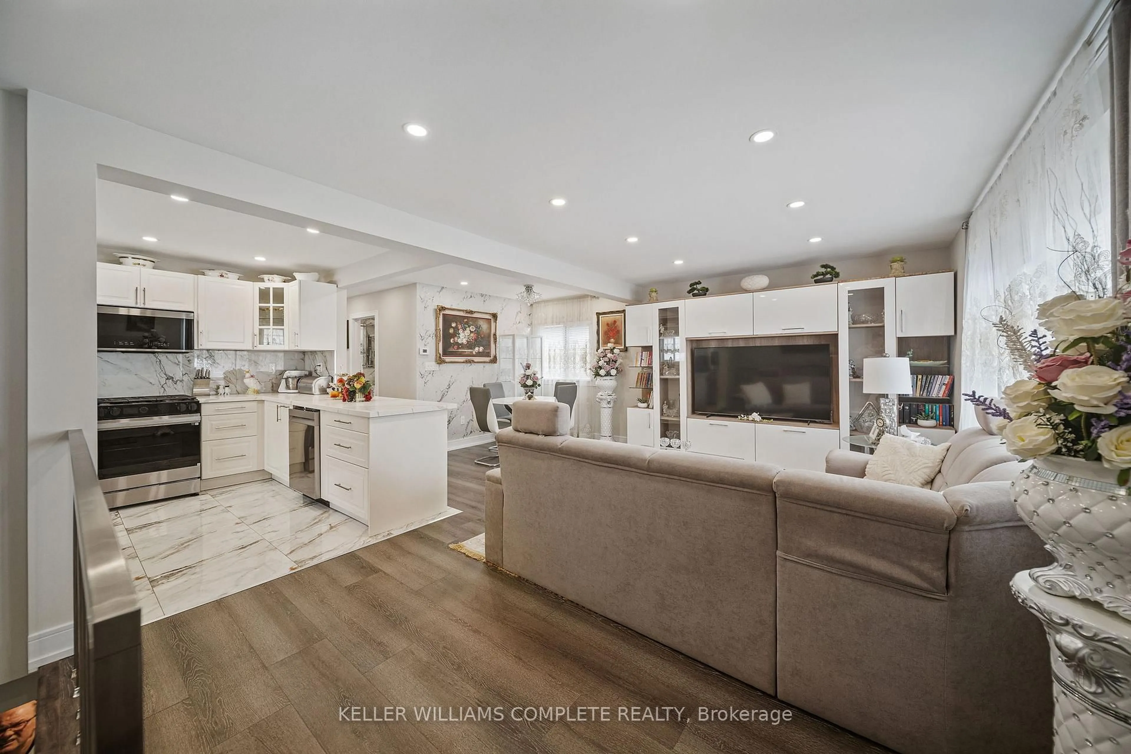 Open concept kitchen, ceramic/tile floor for 4456 Sixth Ave, Niagara Falls Ontario L2E 4T1