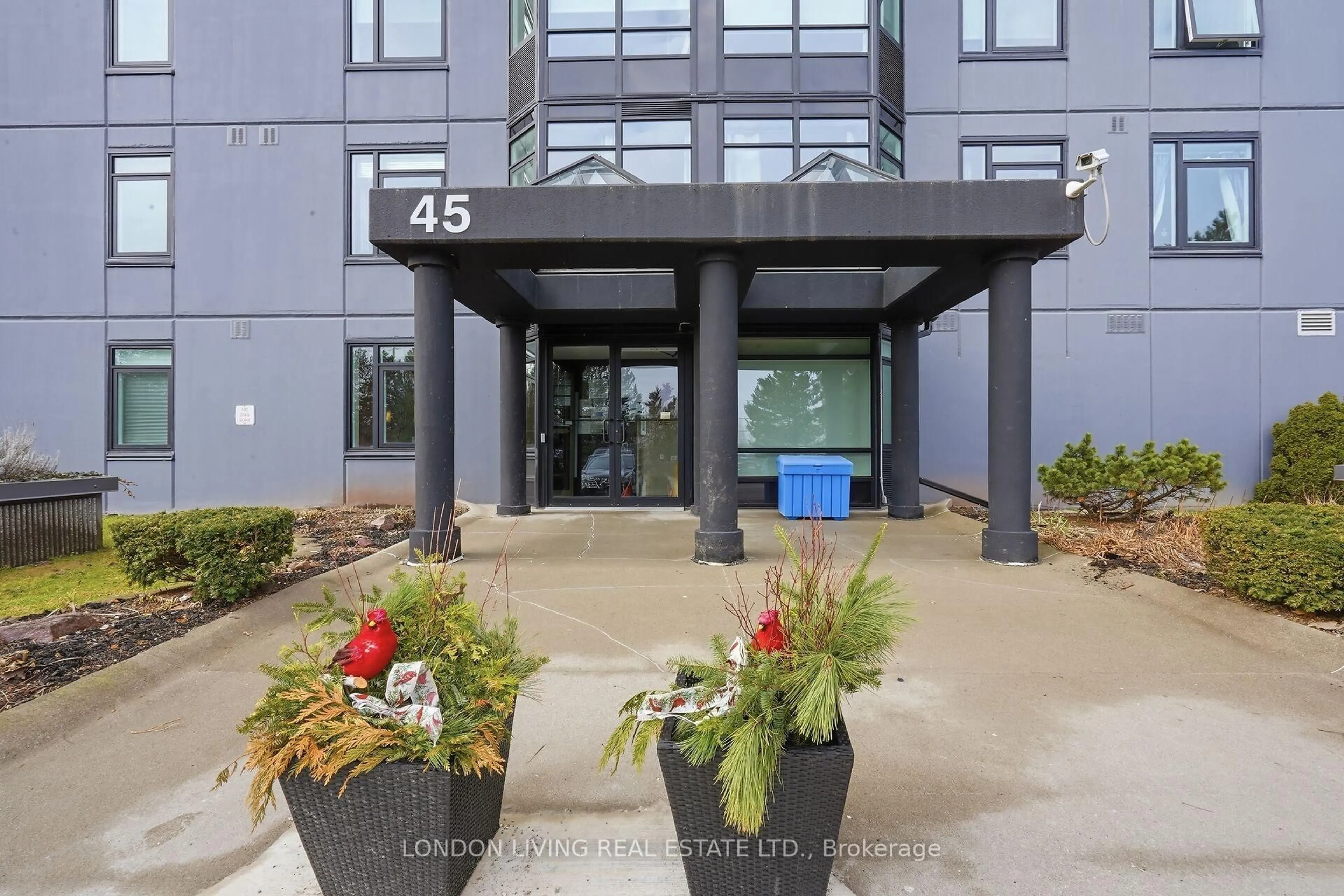 Indoor foyer for 45 Pond Mills Rd #709, London South Ontario N5Z 4W5