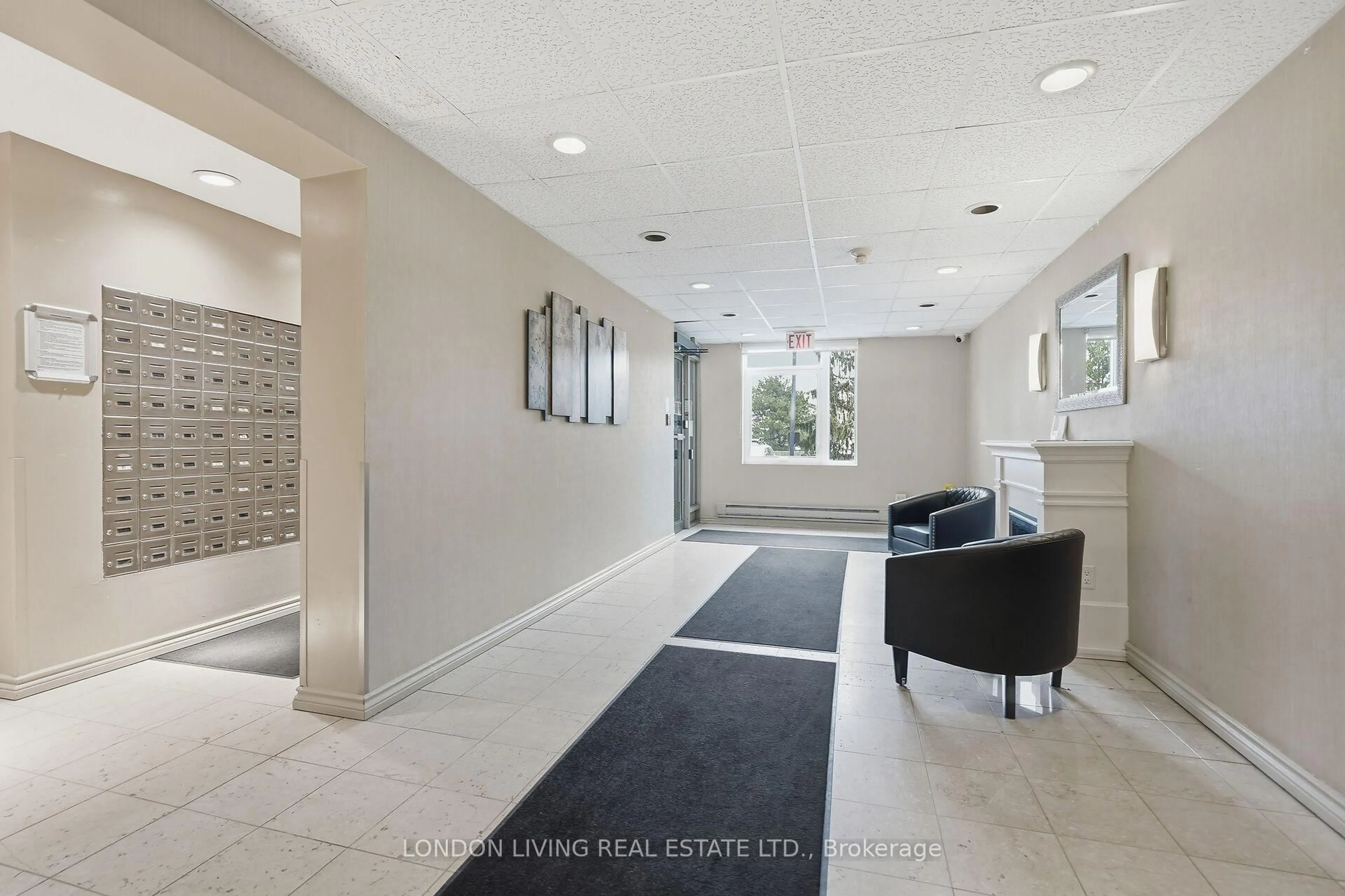 Indoor foyer for 45 Pond Mills Rd #709, London South Ontario N5Z 4W5