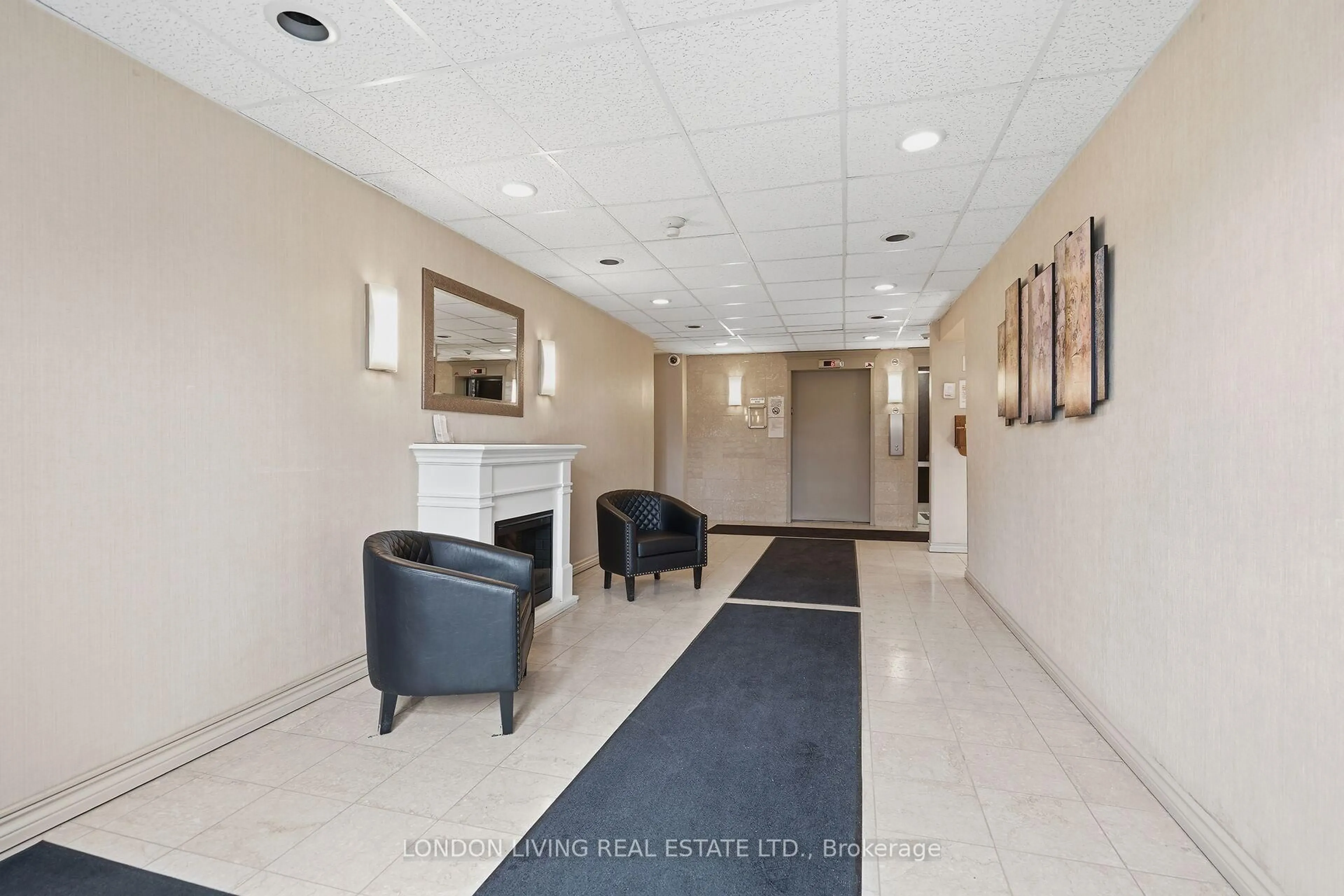 Indoor foyer for 45 Pond Mills Rd #709, London South Ontario N5Z 4W5