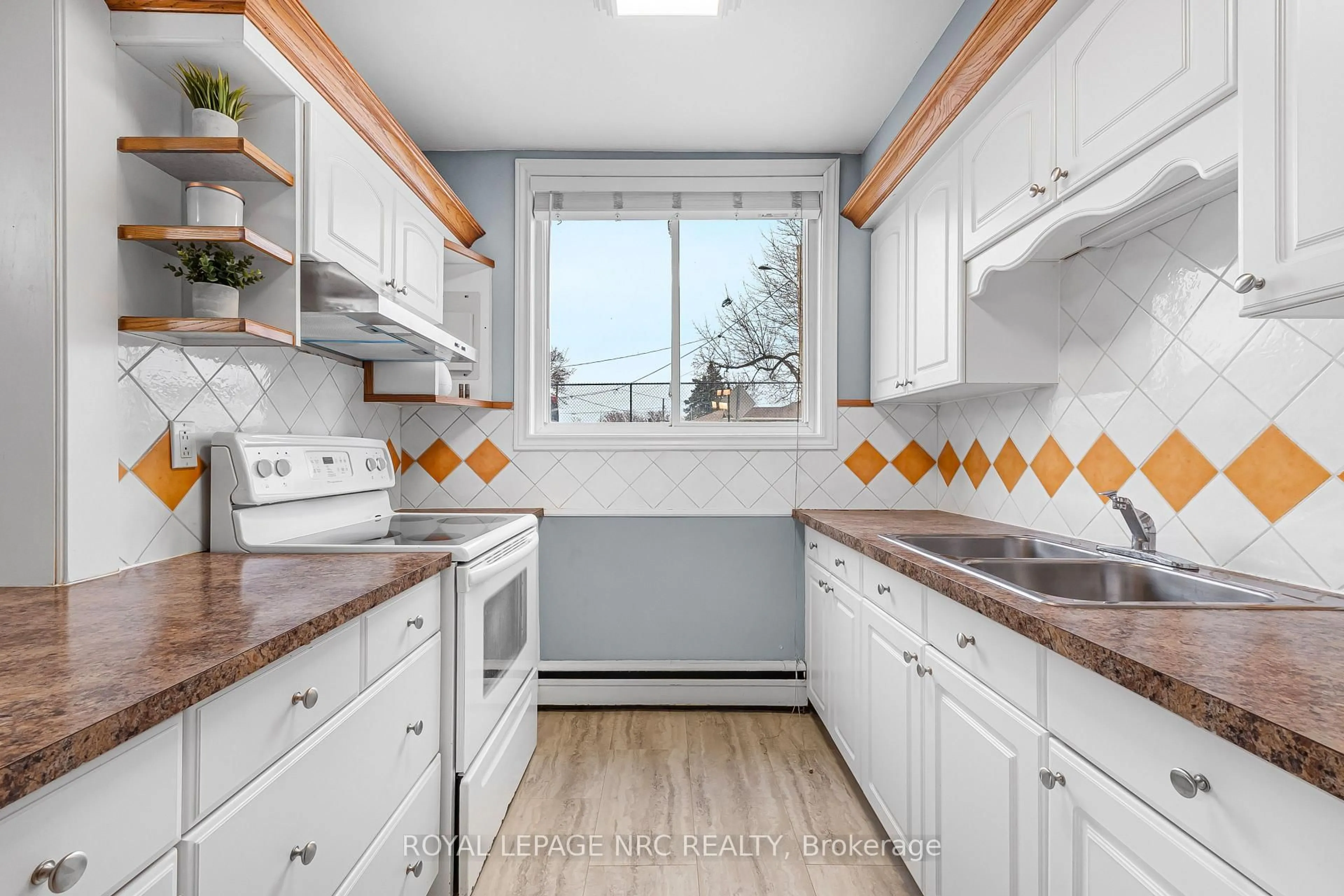 Standard kitchen, unknown for 454 CARLTON St #7, St. Catharines Ontario L2M 4X1