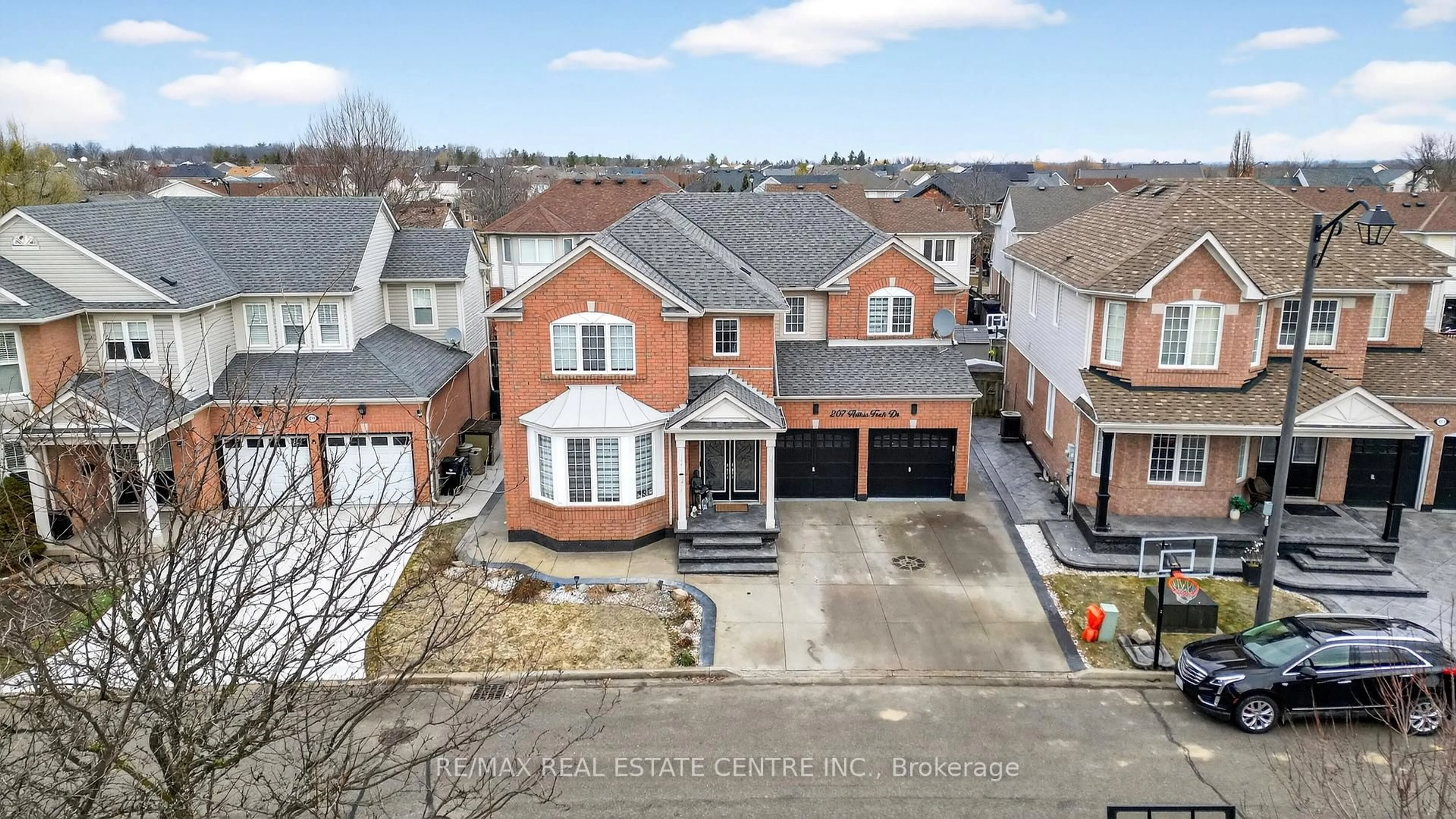 A pic from outside/outdoor area/front of a property/back of a property/a pic from drone, street for 207 Arthur Fach Dr, Cambridge Ontario N1T 2G2