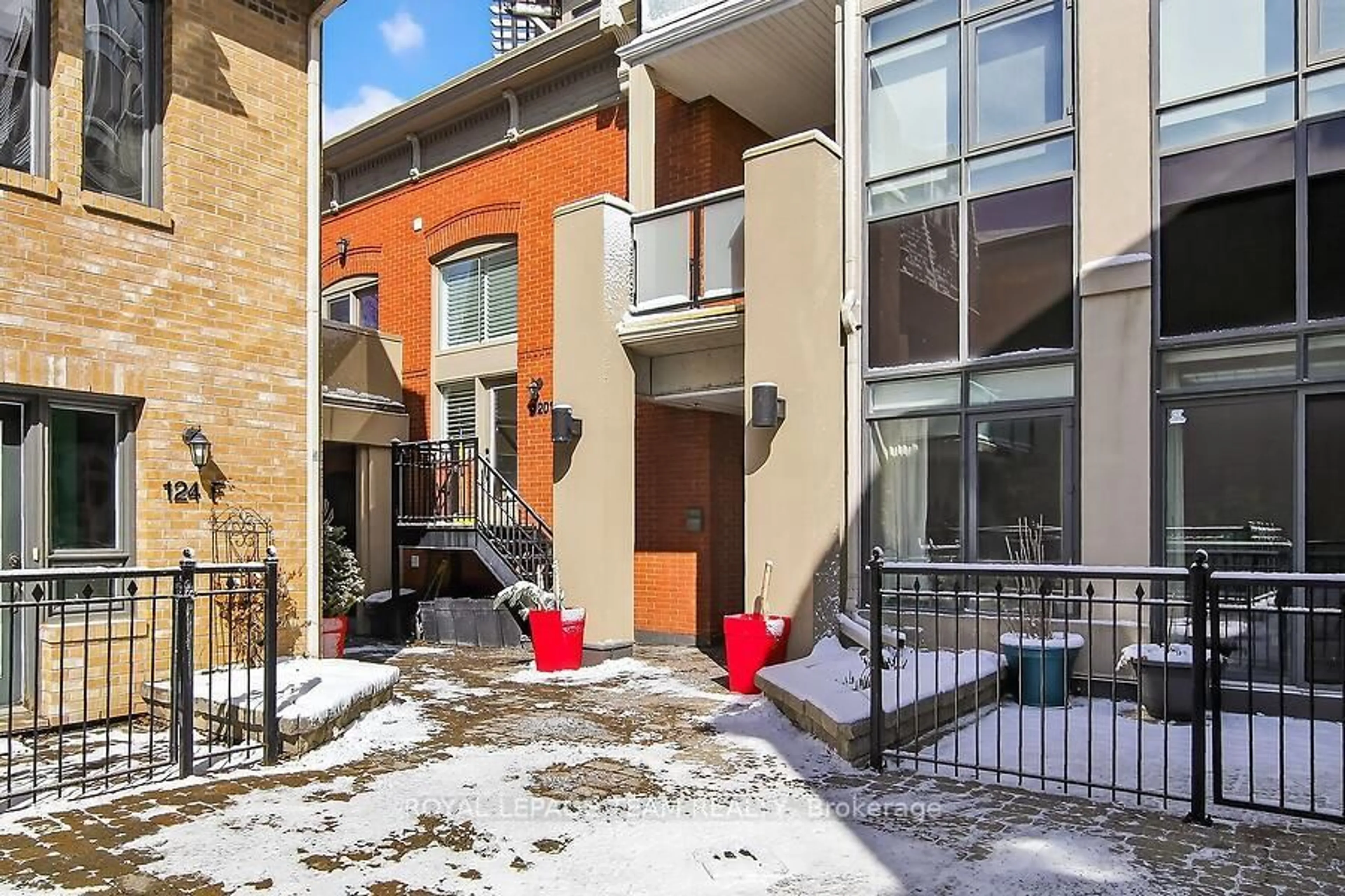 Patio, street for 124 Guigues Ave #B204, Ottawa Ontario K1N 5H7