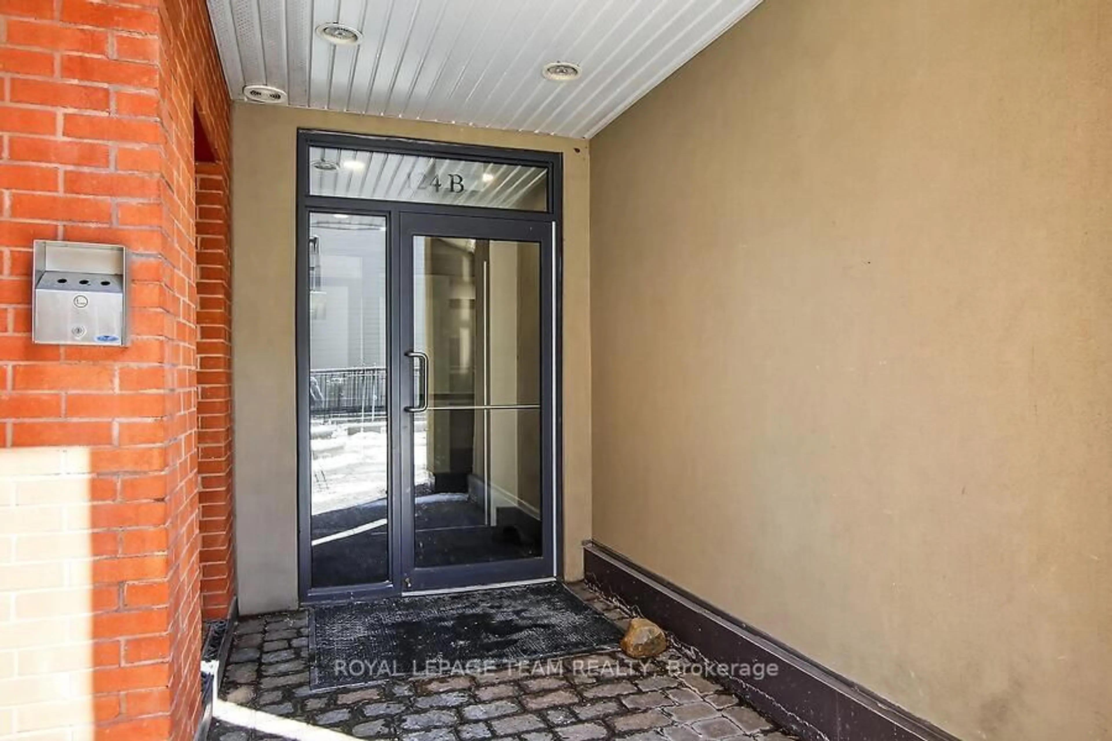 Indoor foyer for 124 Guigues Ave #B204, Ottawa Ontario K1N 5H7