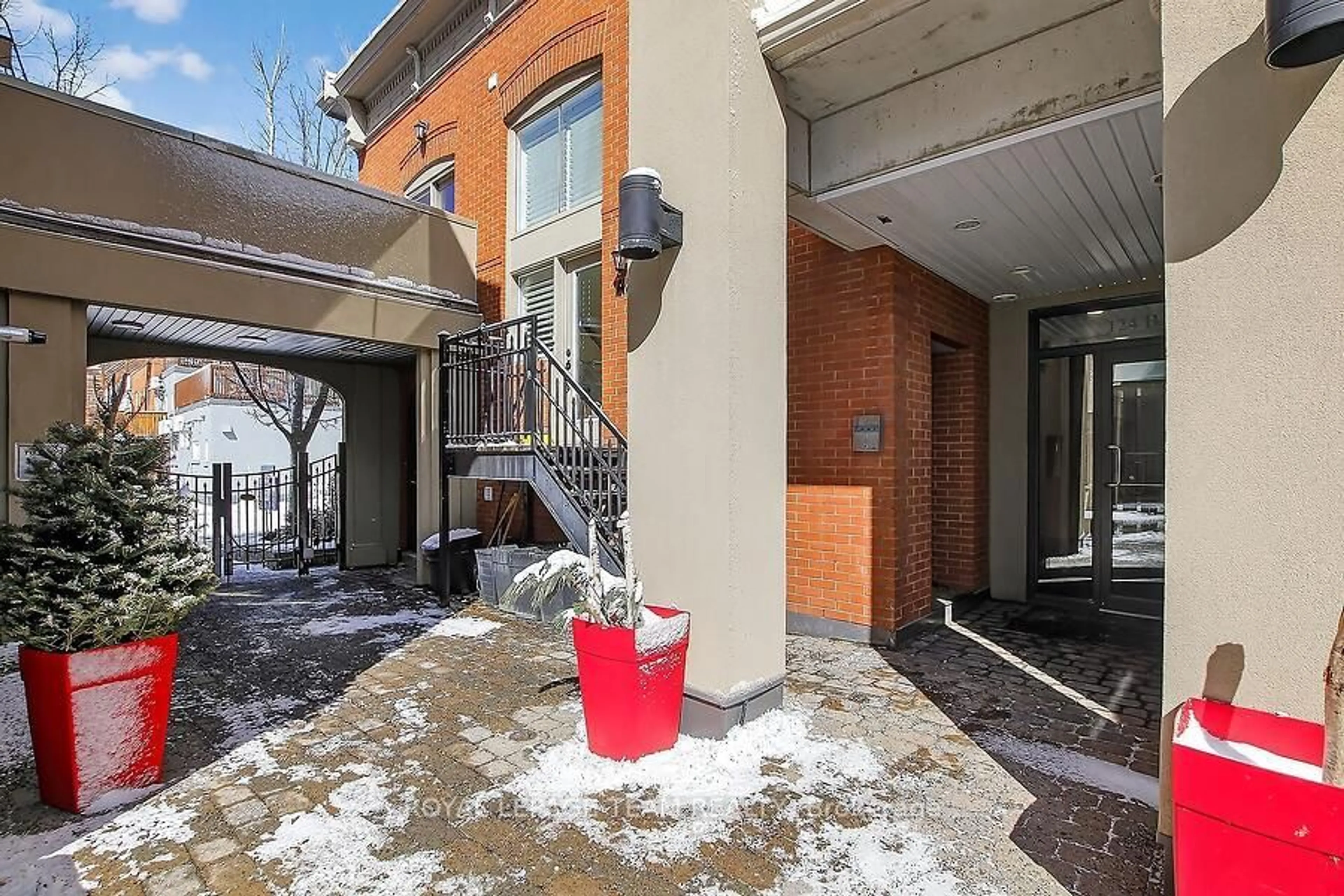 Patio, street for 124 Guigues Ave #B204, Ottawa Ontario K1N 5H7
