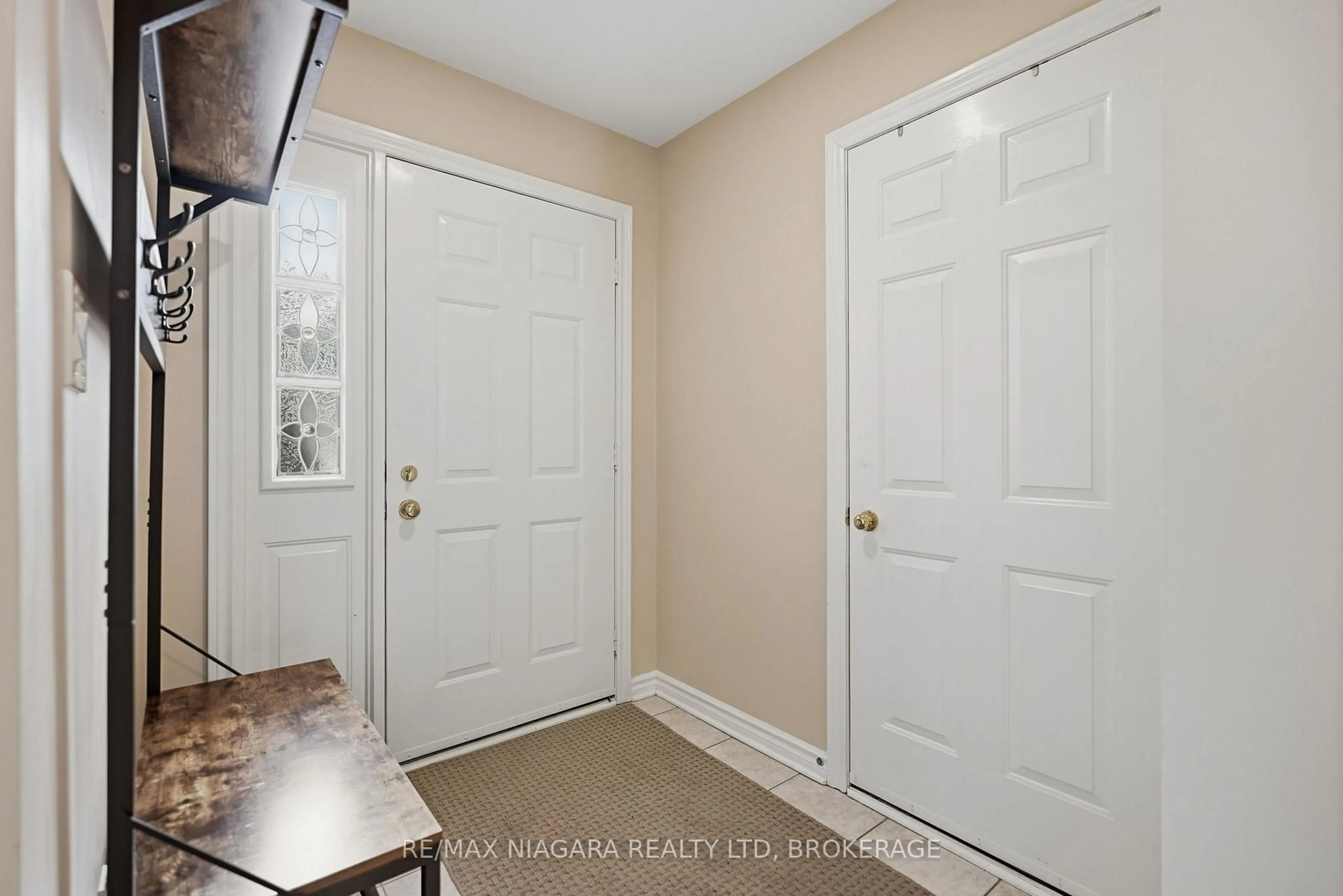 Indoor entryway for 77 Erion Rd #9, St. Catharines Ontario L2W 1B4