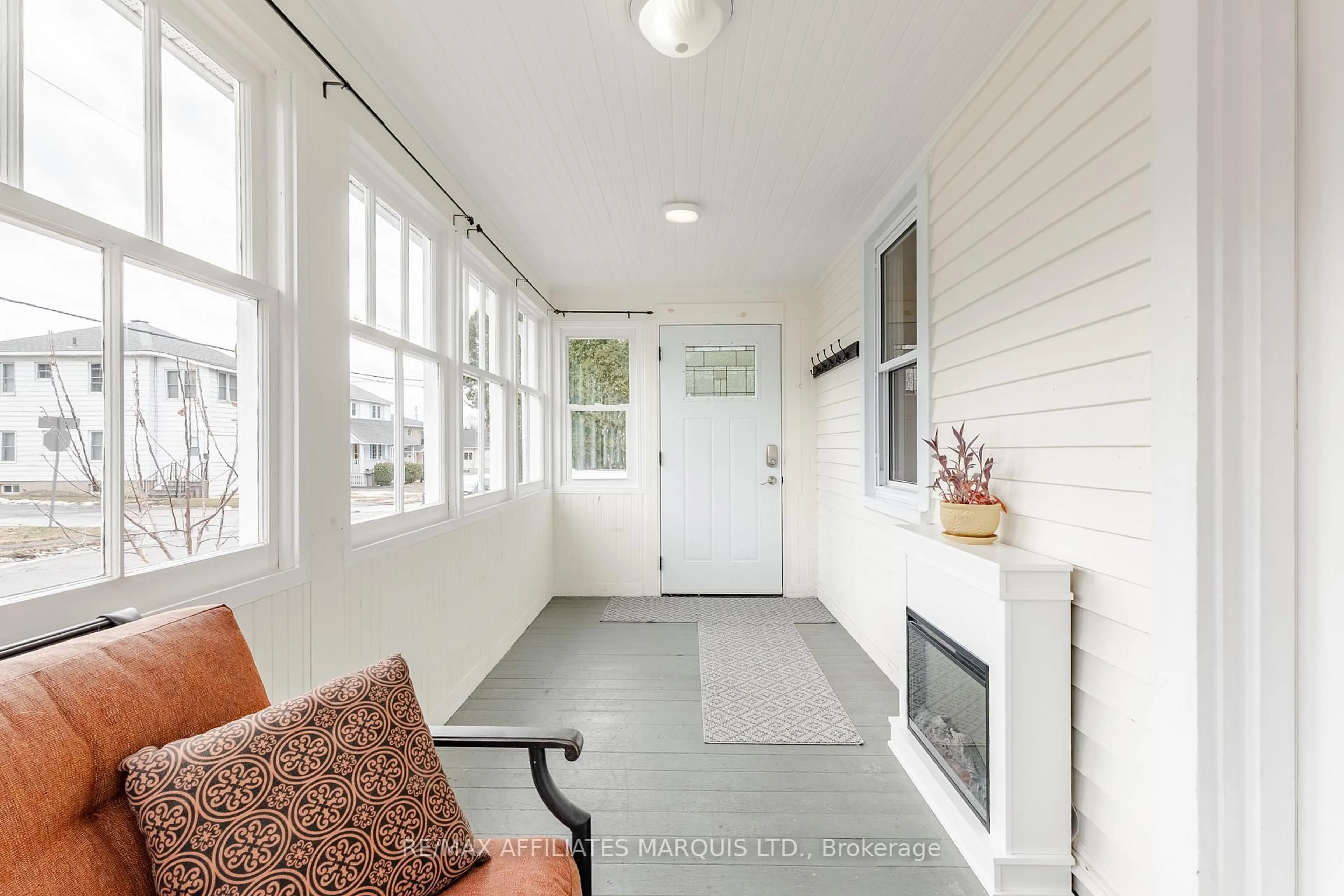 Indoor entryway for 323 Eighth St, Cornwall Ontario K6H 2S6