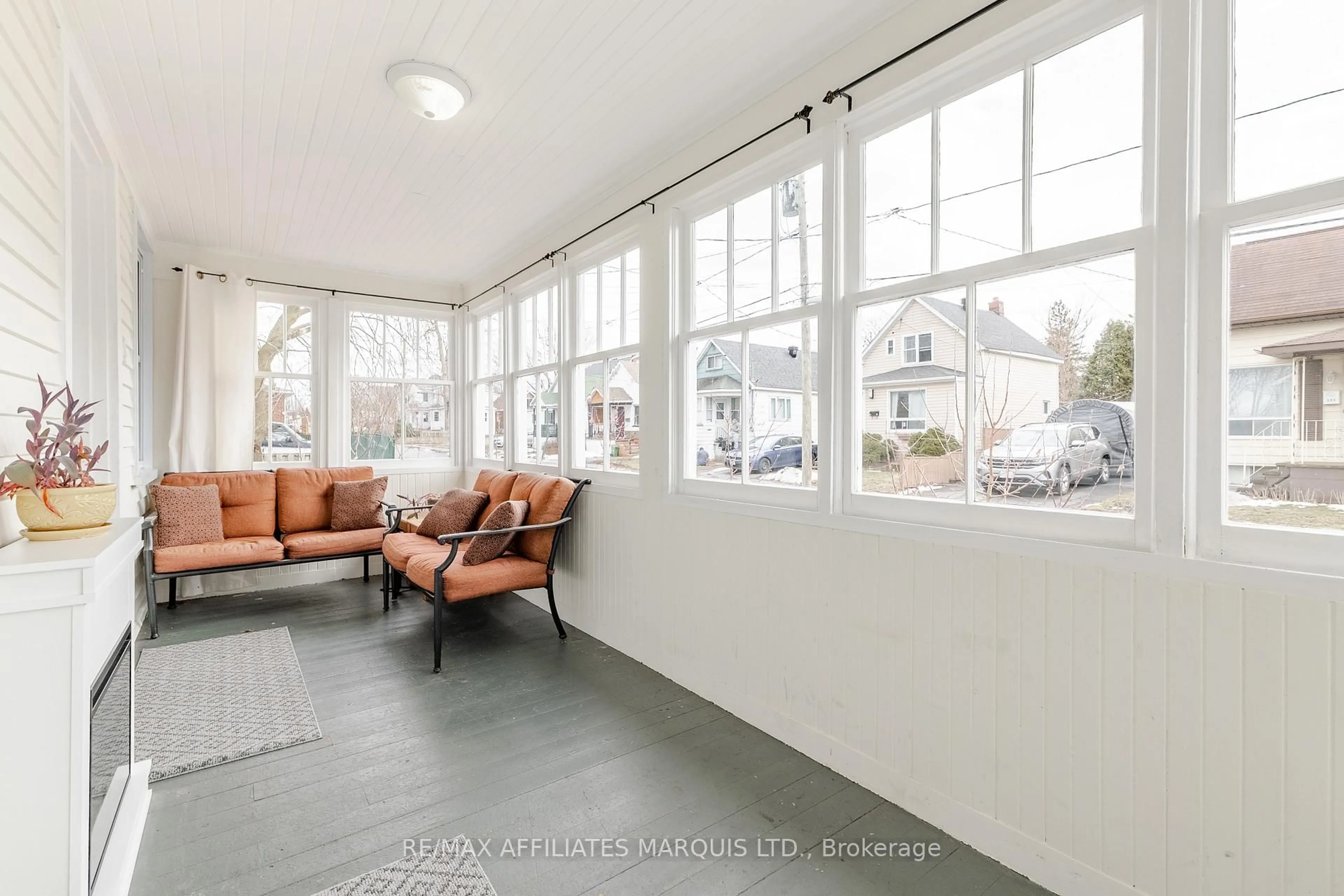 Unknown for 323 Eighth St, Cornwall Ontario K6H 2S6