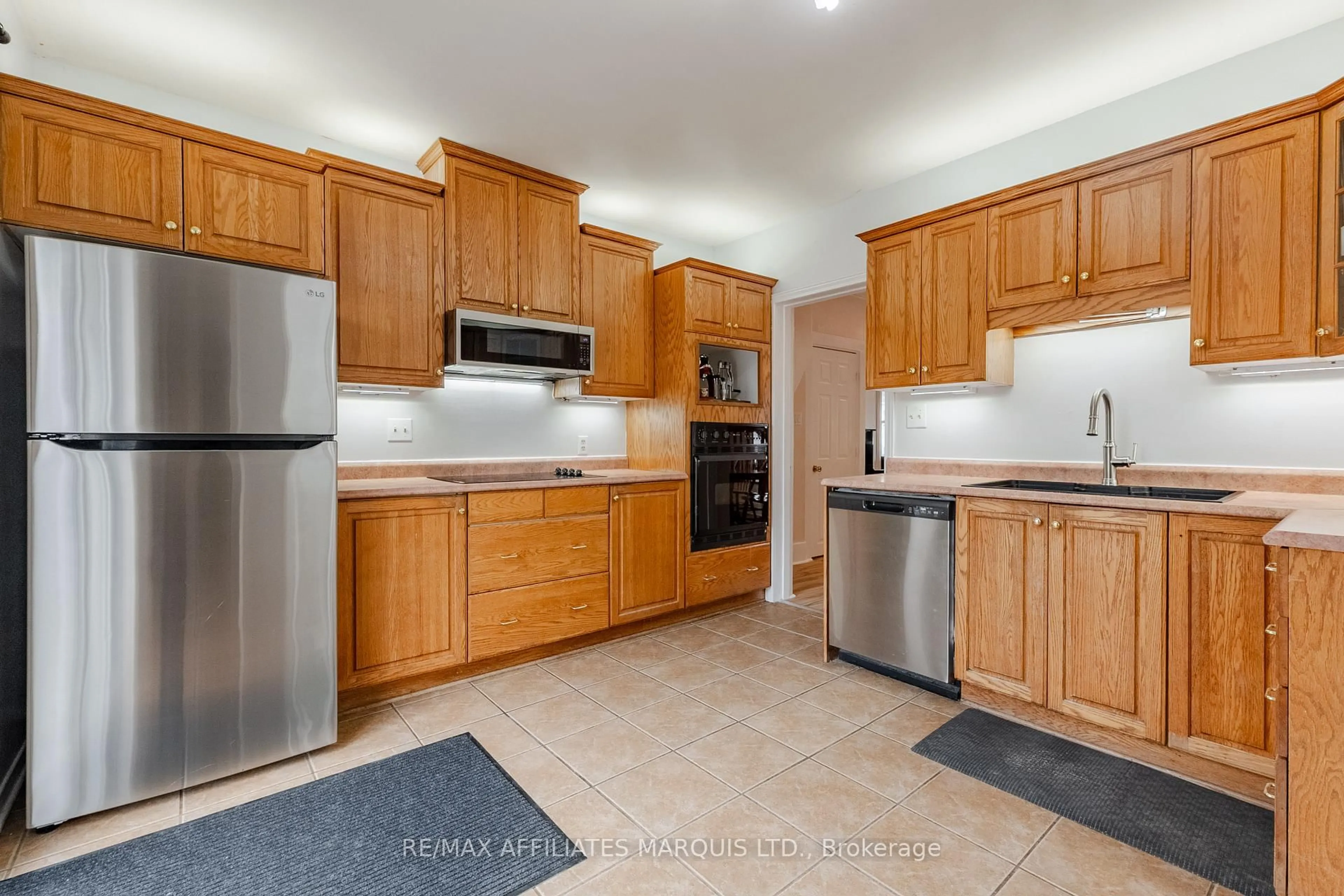 Standard kitchen, unknown for 323 Eighth St, Cornwall Ontario K6H 2S6