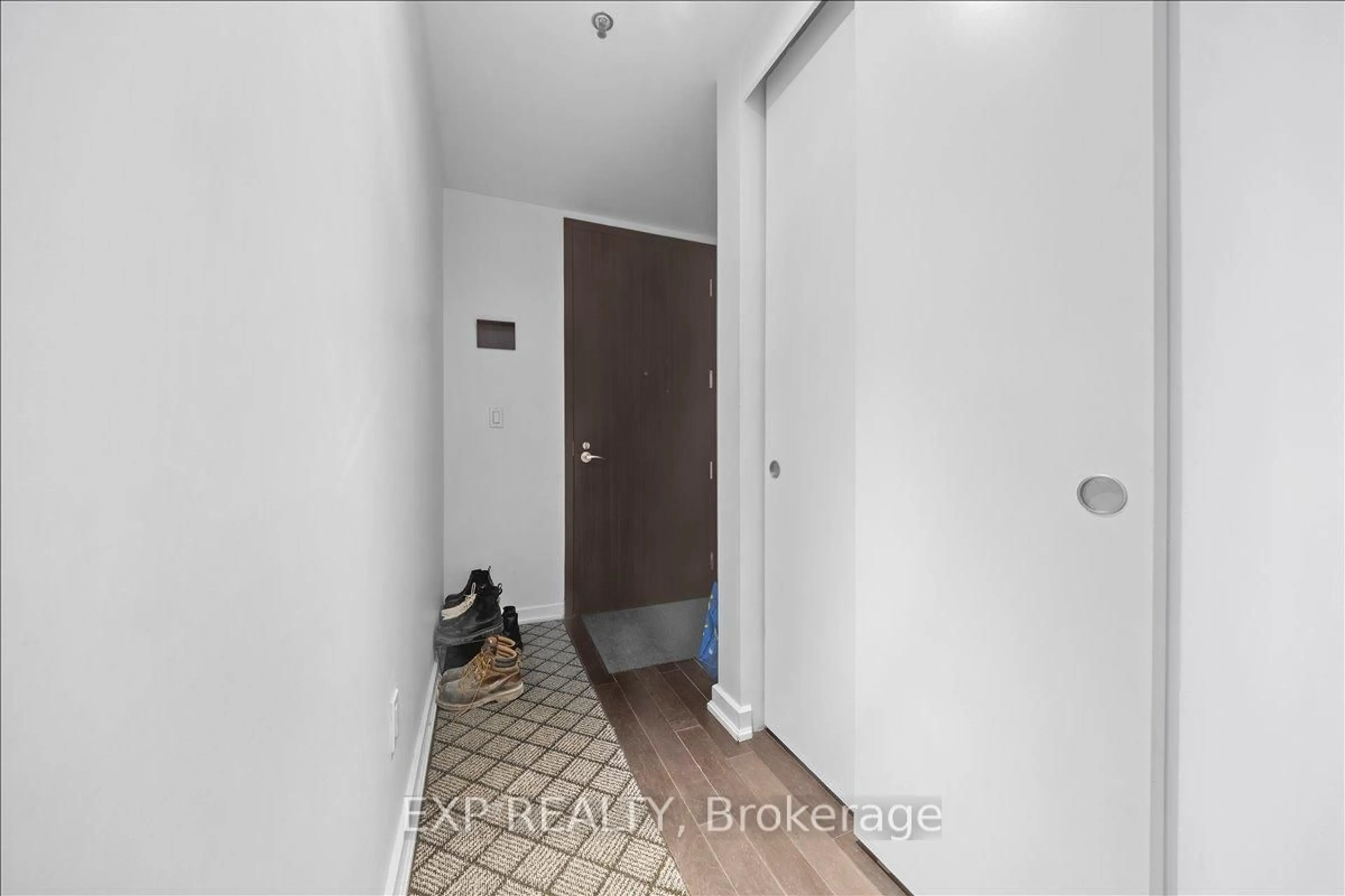 Indoor entryway for 300 Lisgar St #611, Ottawa Ontario K2P 0E2