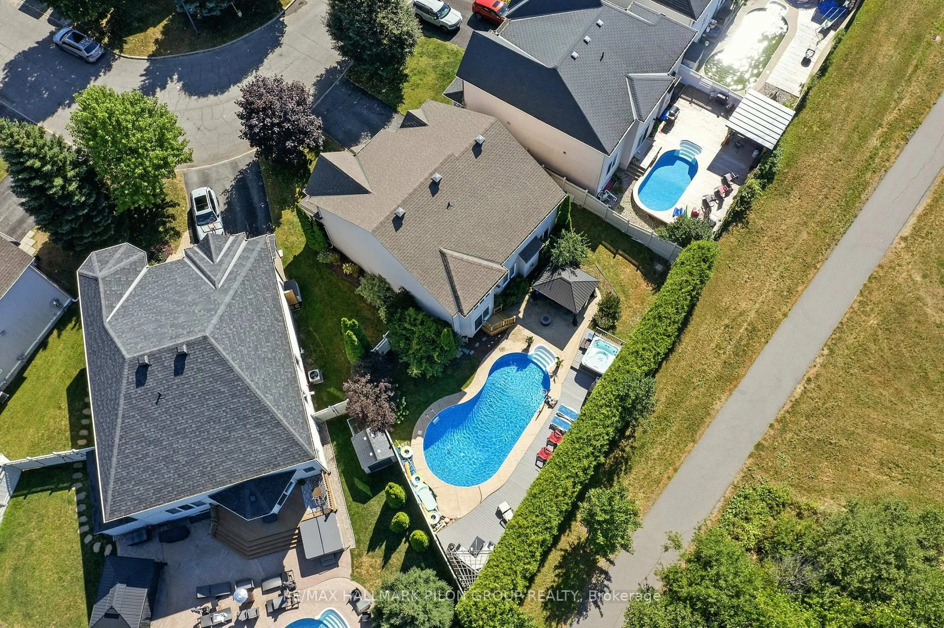A pic from outside/outdoor area/front of a property/back of a property/a pic from drone, street for 2234 Clermont Cres, Ottawa Ontario K4A 4W6