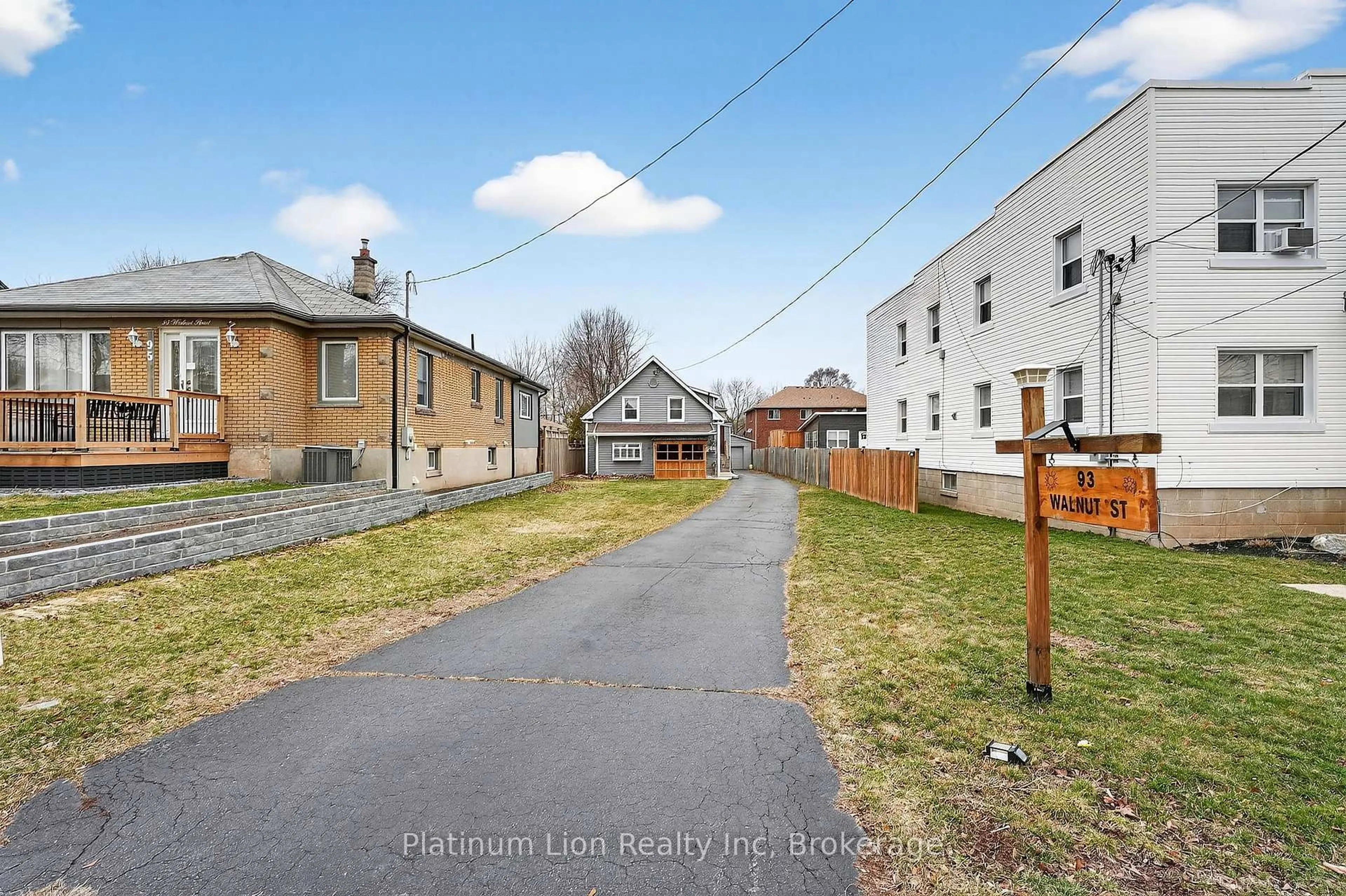 A pic from outside/outdoor area/front of a property/back of a property/a pic from drone, street for 93 Walnut St, Brantford Ontario N3T 1H3