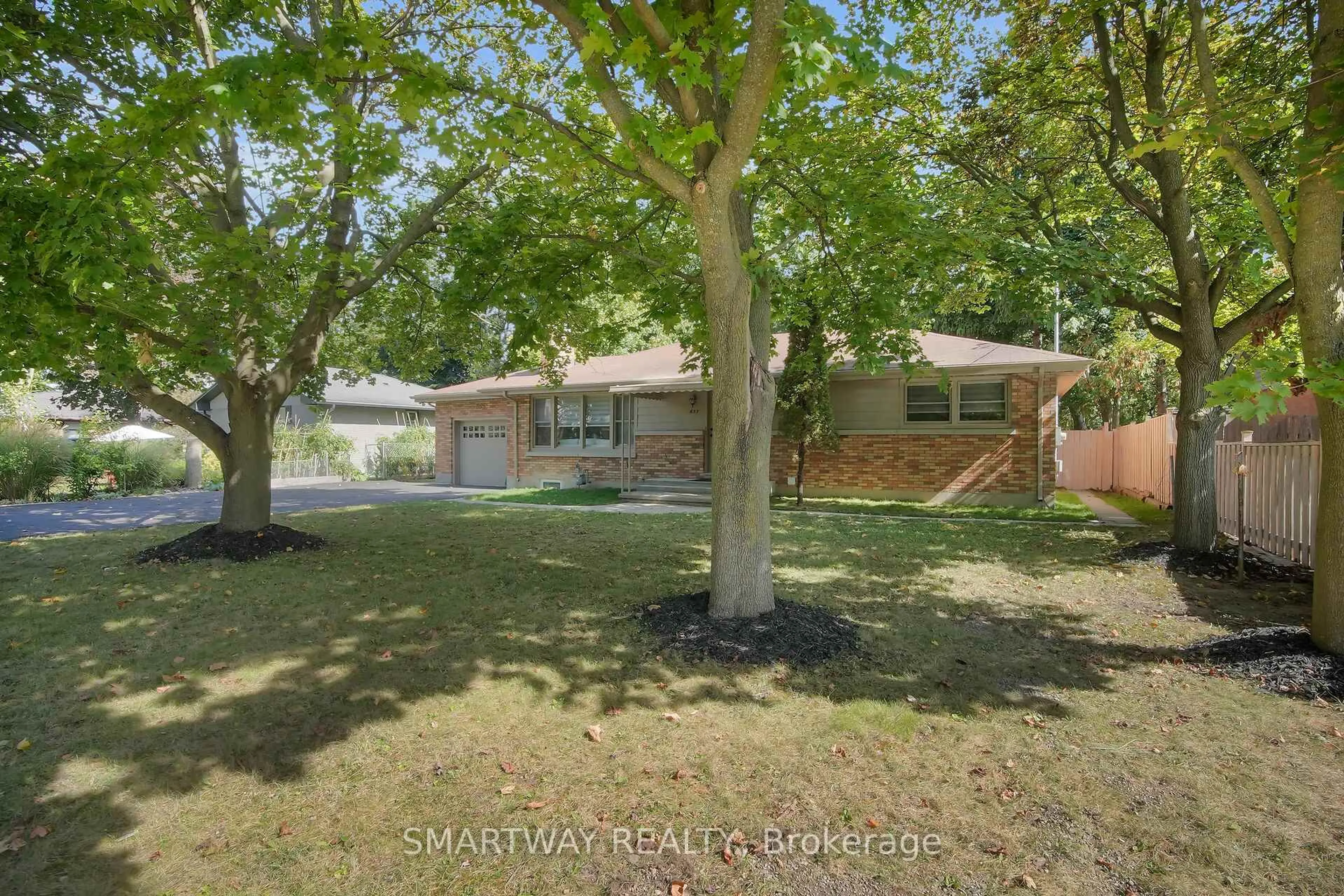 A pic from outside/outdoor area/front of a property/back of a property/a pic from drone, street for 633 Donegal Dr, London North Ontario N6H 3H6