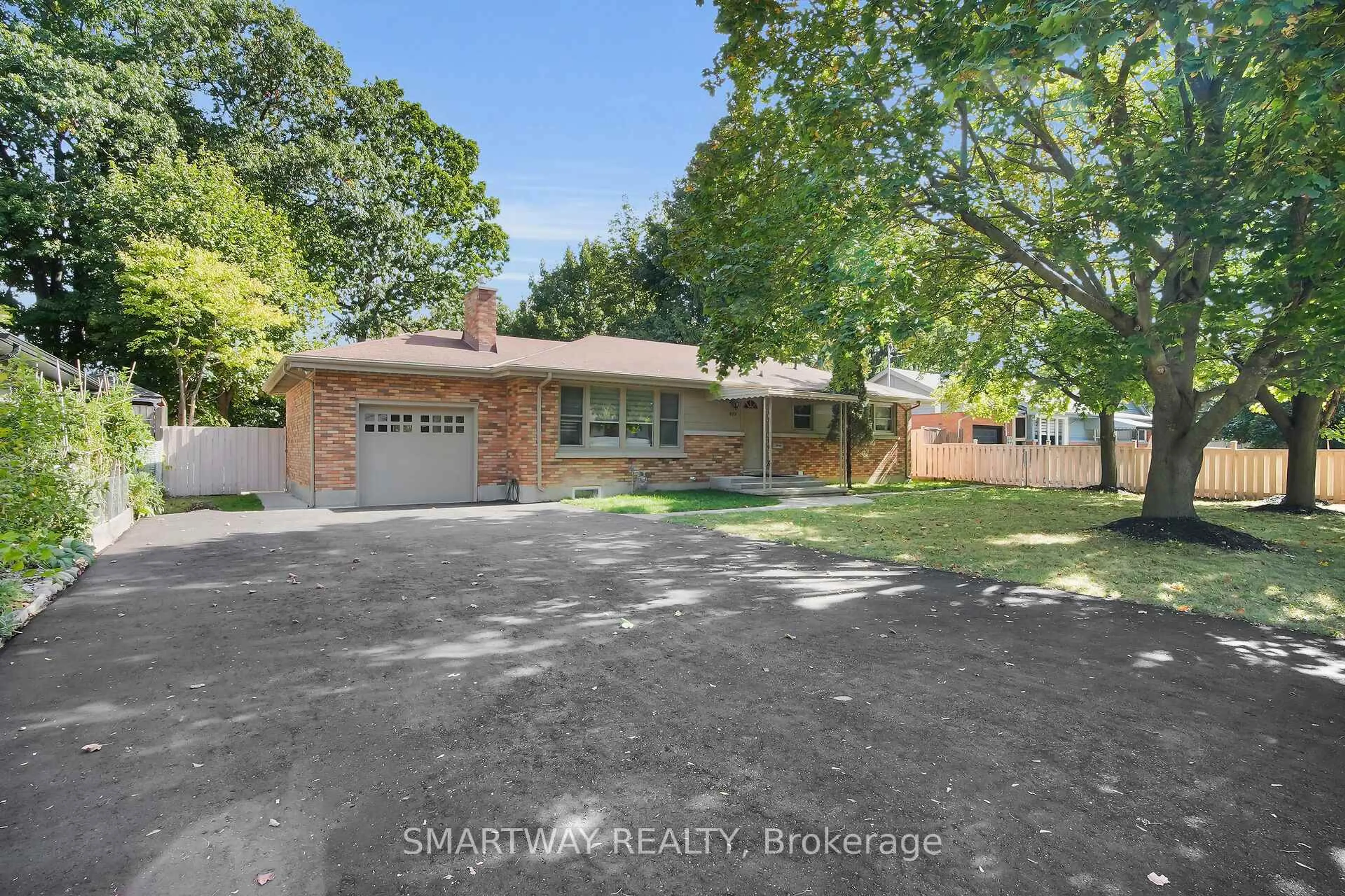 A pic from outside/outdoor area/front of a property/back of a property/a pic from drone, street for 633 Donegal Dr, London North Ontario N6H 3H6