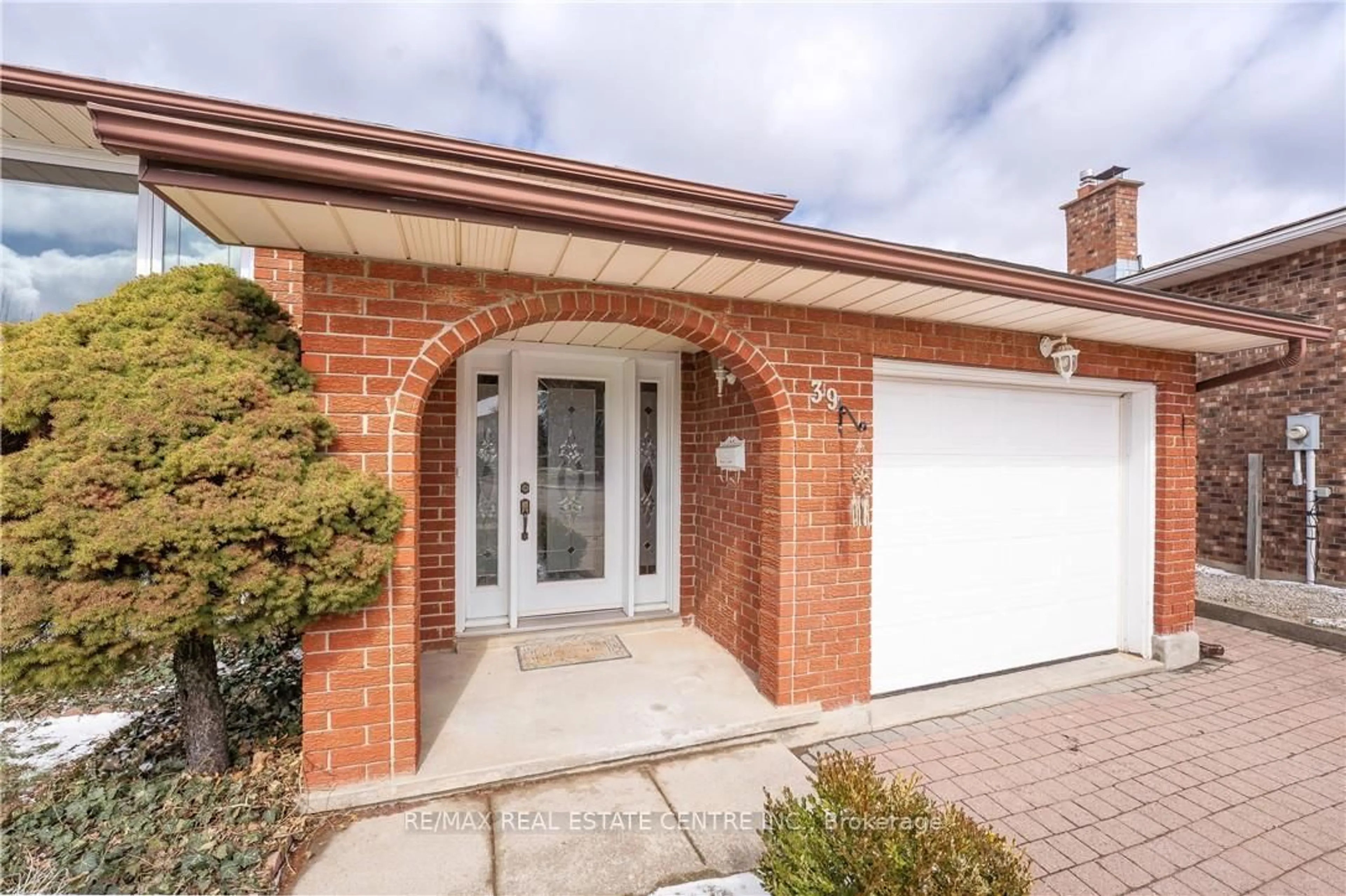 Home with brick exterior material, street for 39 Hazelwood Cres, Cambridge Ontario N1R 7T8