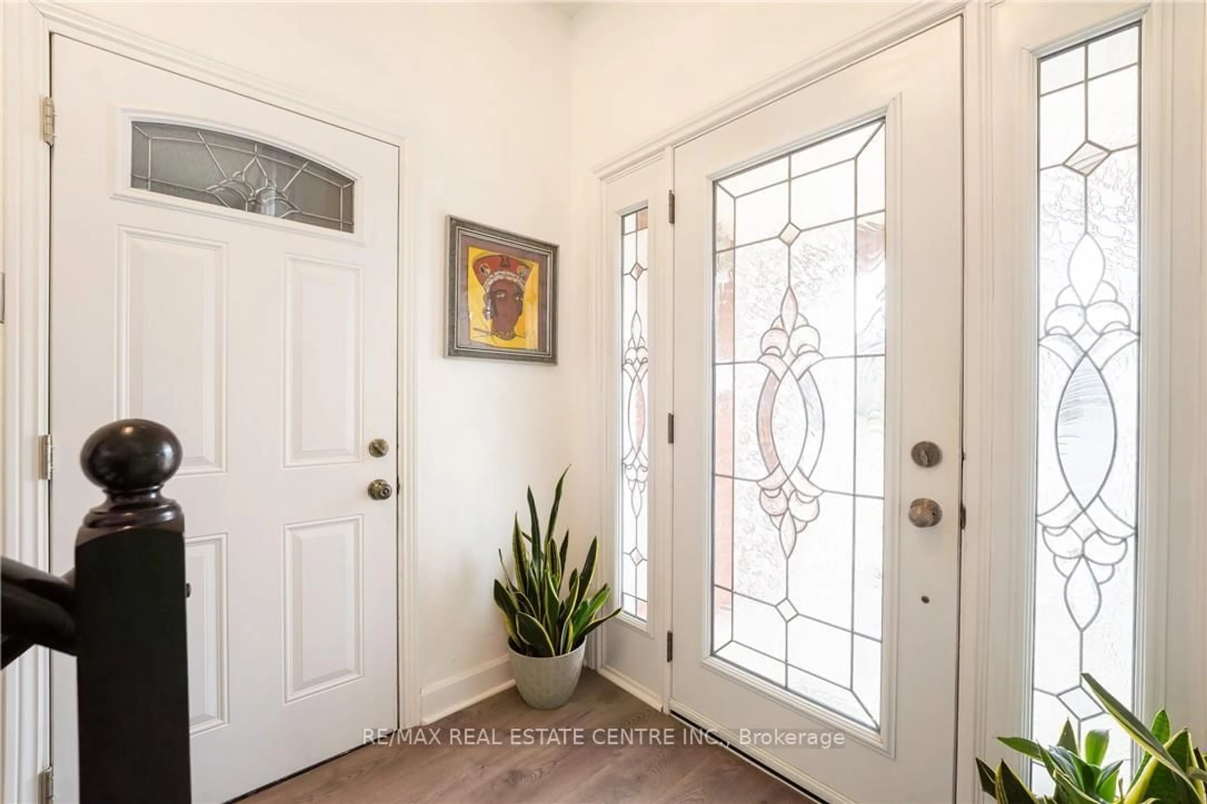 Indoor entryway for 39 Hazelwood Cres, Cambridge Ontario N1R 7T8