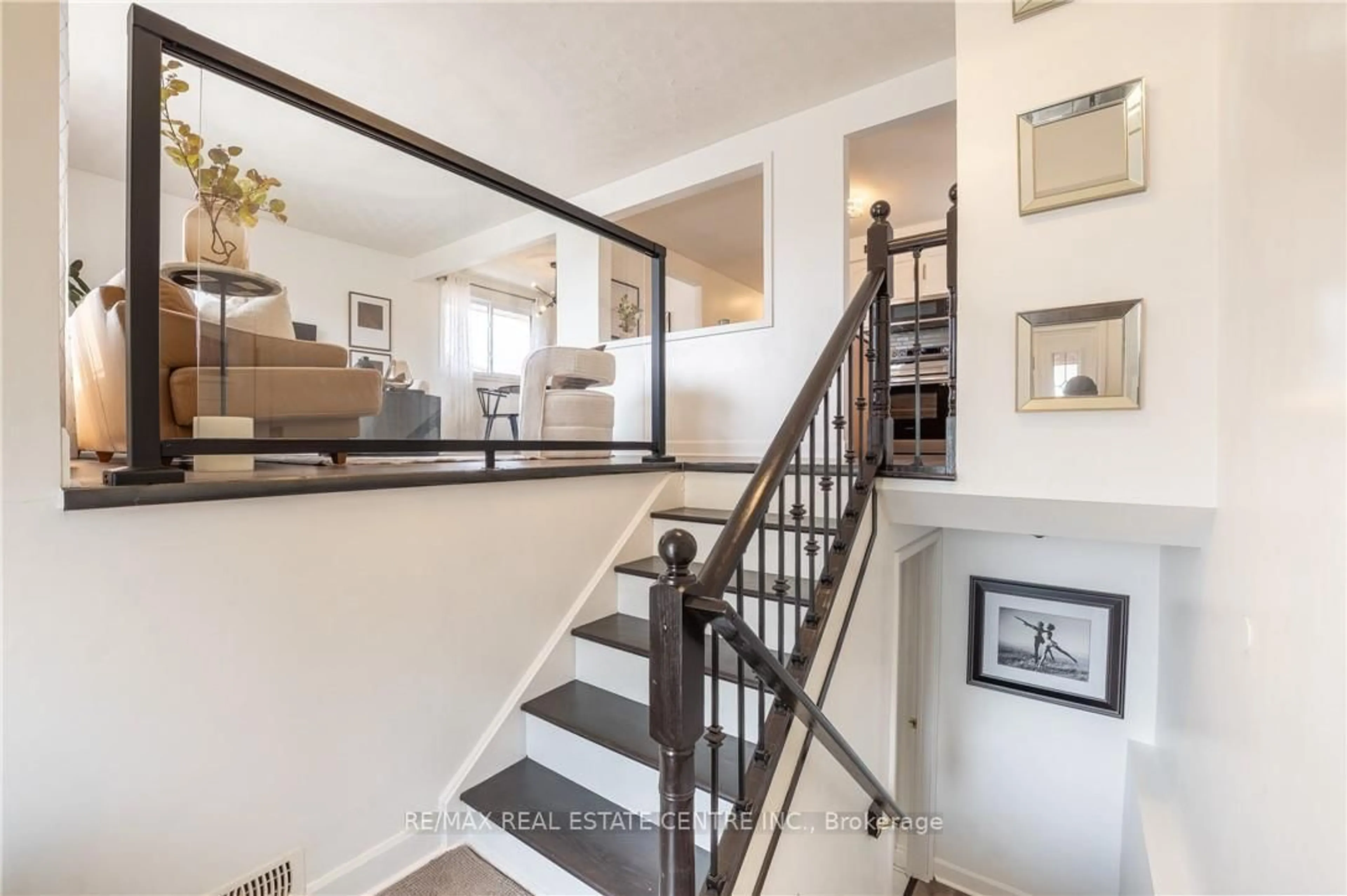 Unknown for 39 Hazelwood Cres, Cambridge Ontario N1R 7T8