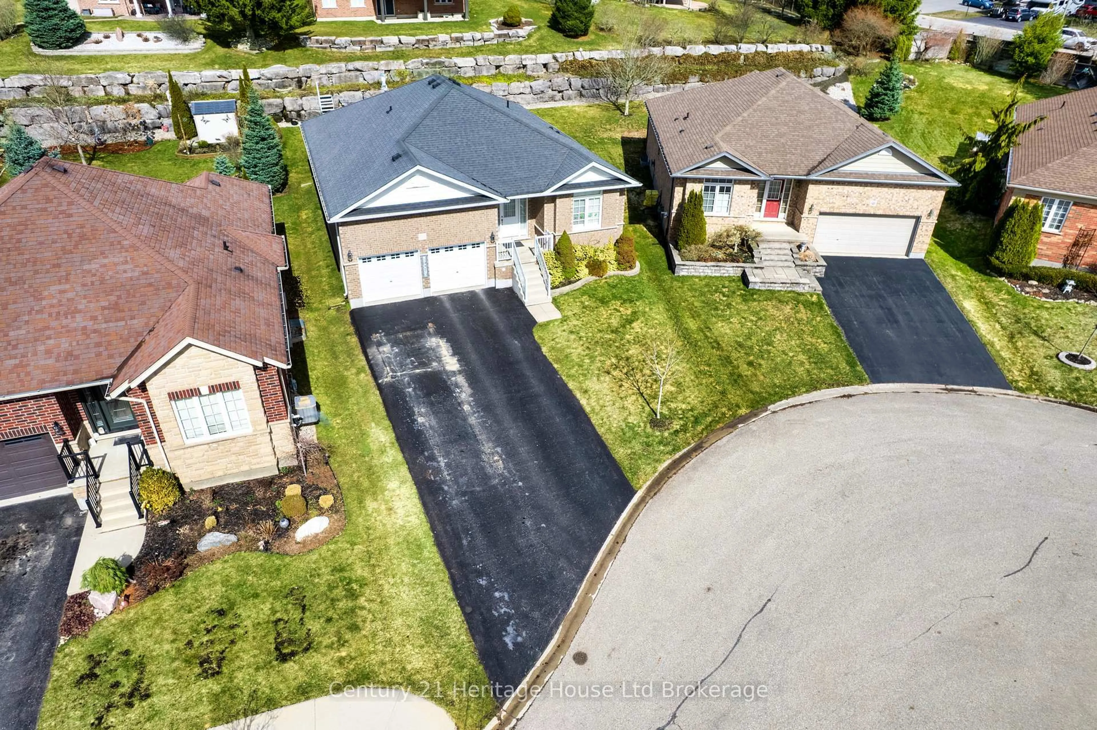 A pic from outside/outdoor area/front of a property/back of a property/a pic from drone, street for 619 Fox Hollow Crt, Woodstock Ontario N4T 1W3