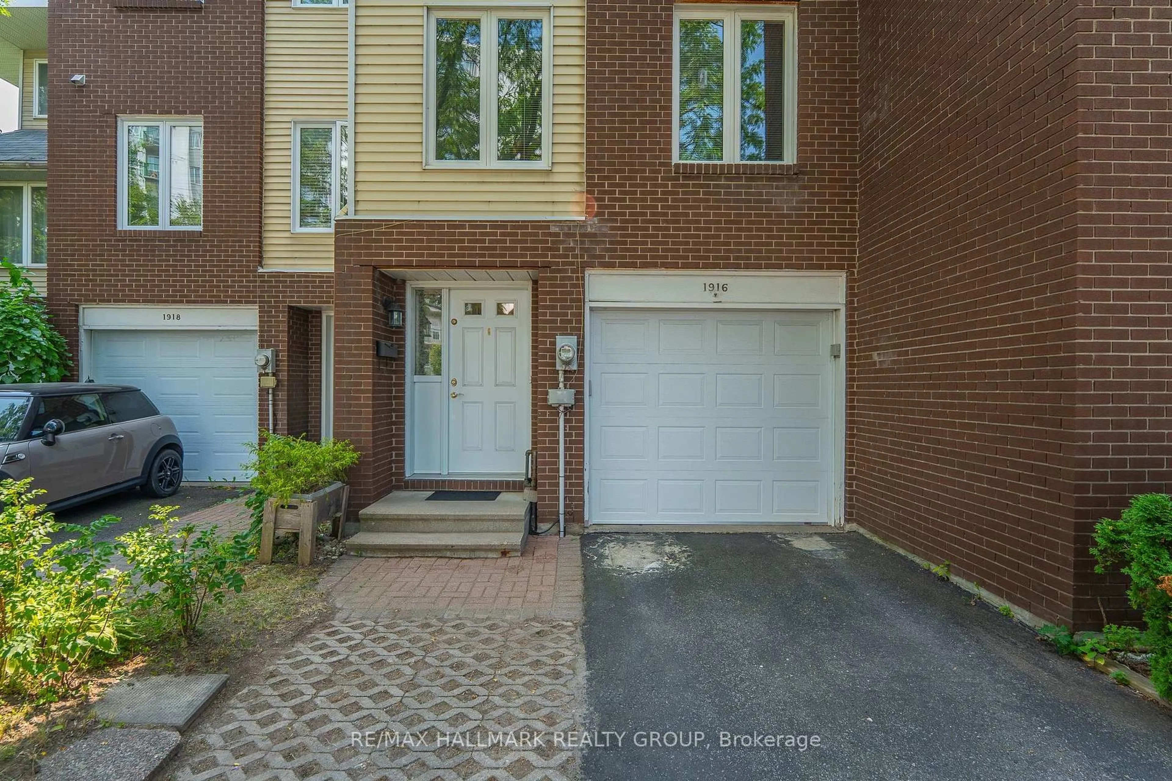 Unknown for 1916 Russell Rd, Ottawa Ontario K1G 1L6