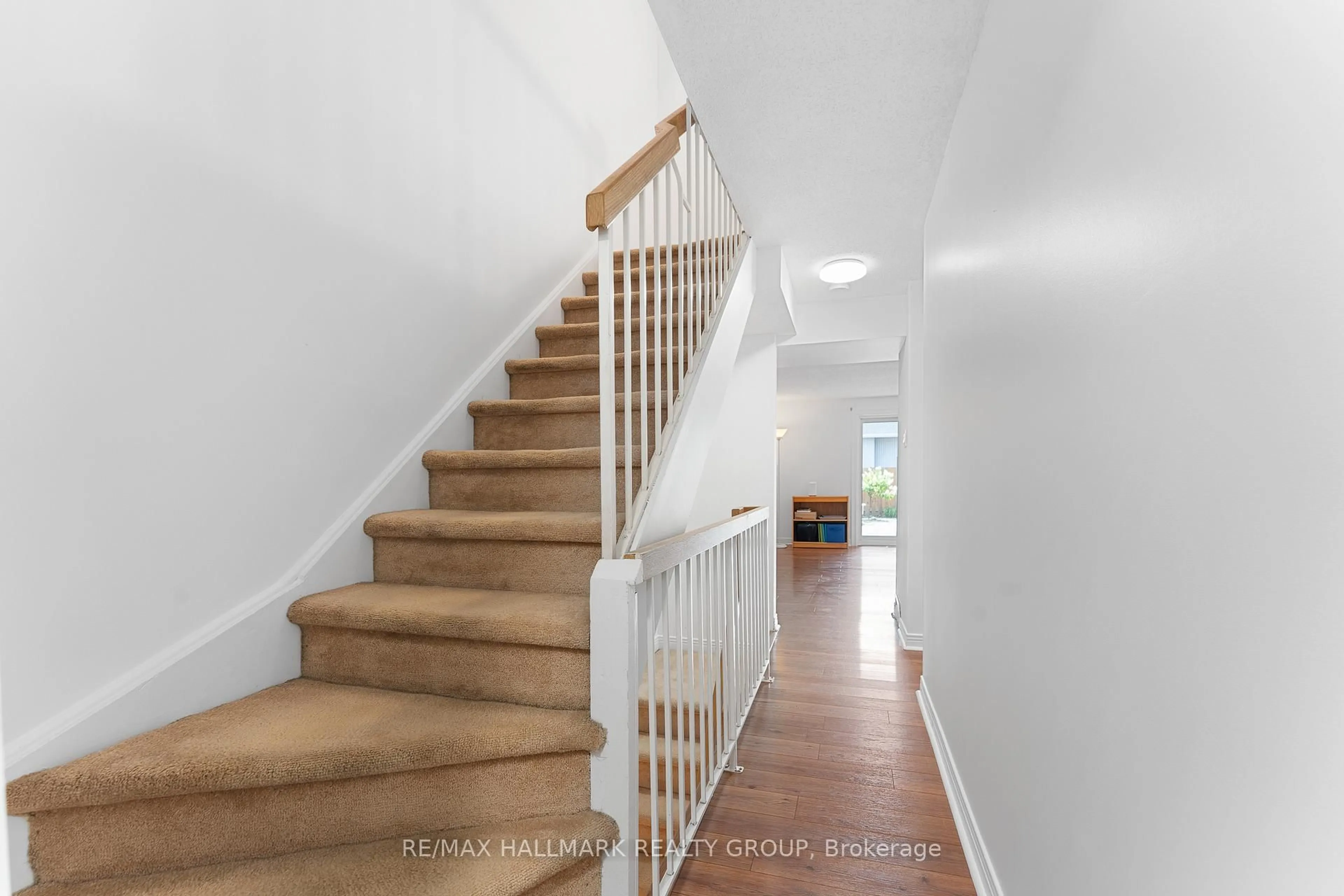 Stairs for 1916 Russell Rd, Ottawa Ontario K1G 1L6