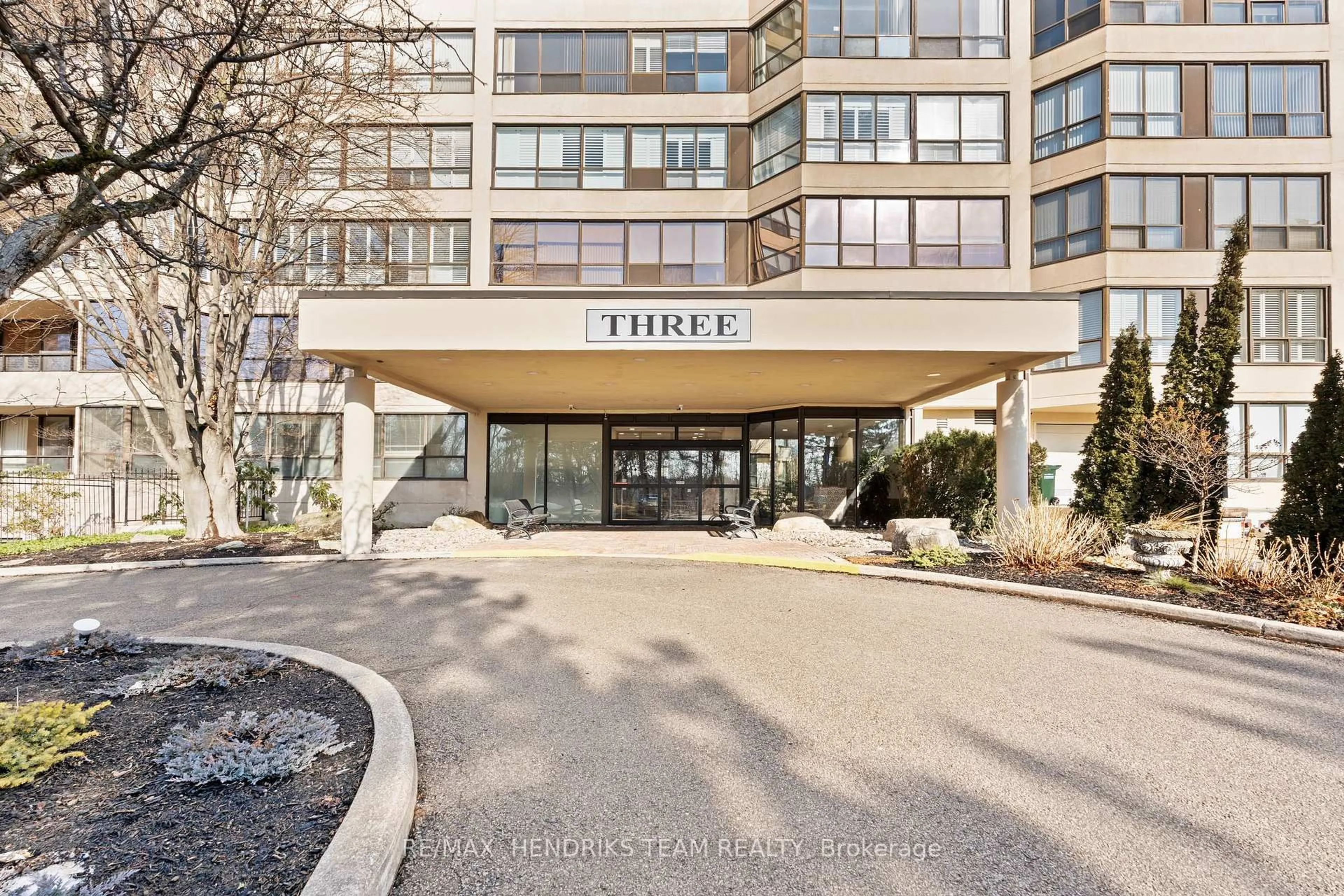 Indoor foyer for 3 Towering Hts Blvd #702, St. Catharines Ontario L2T 4A4