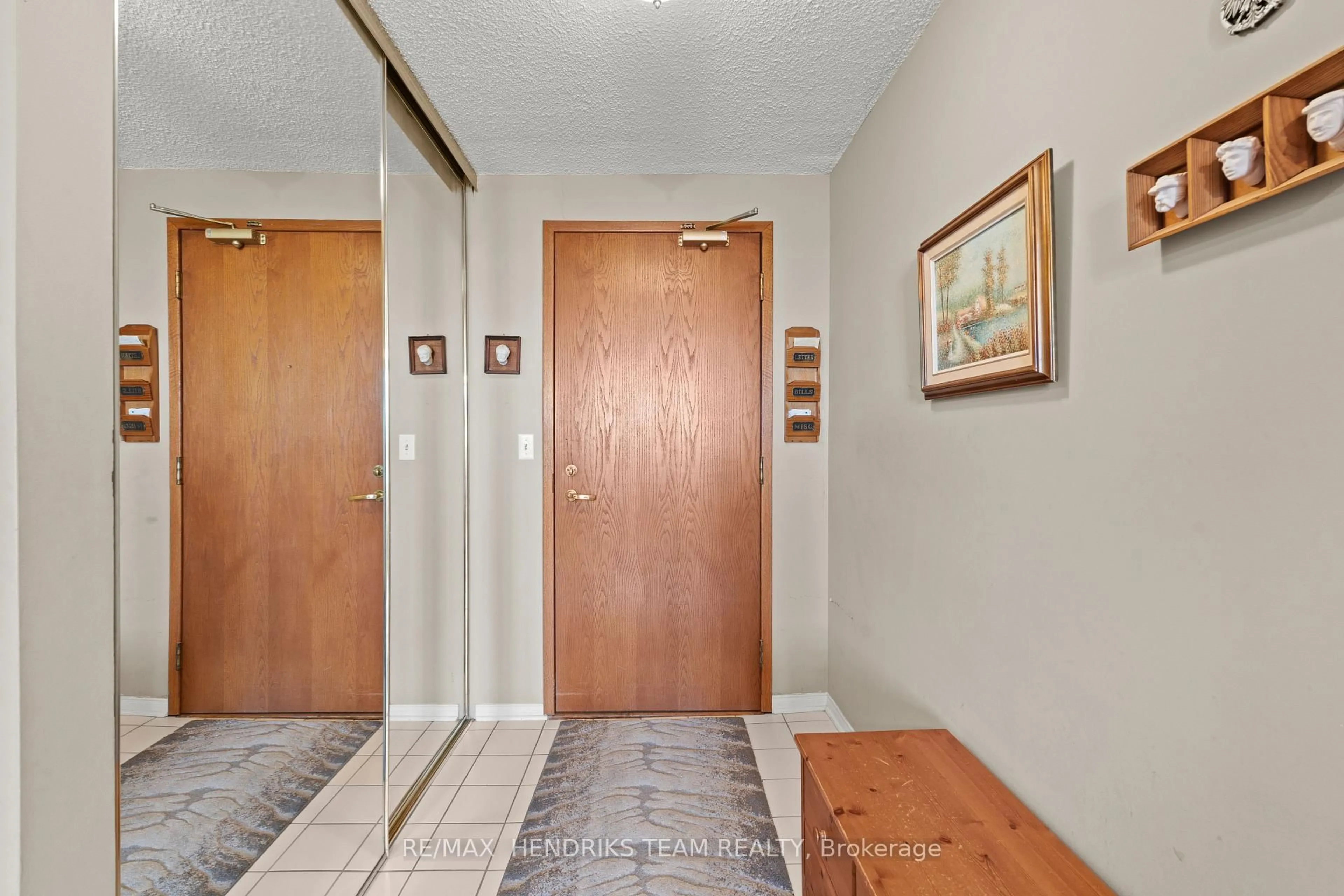 Indoor foyer for 3 Towering Hts Blvd #702, St. Catharines Ontario L2T 4A4