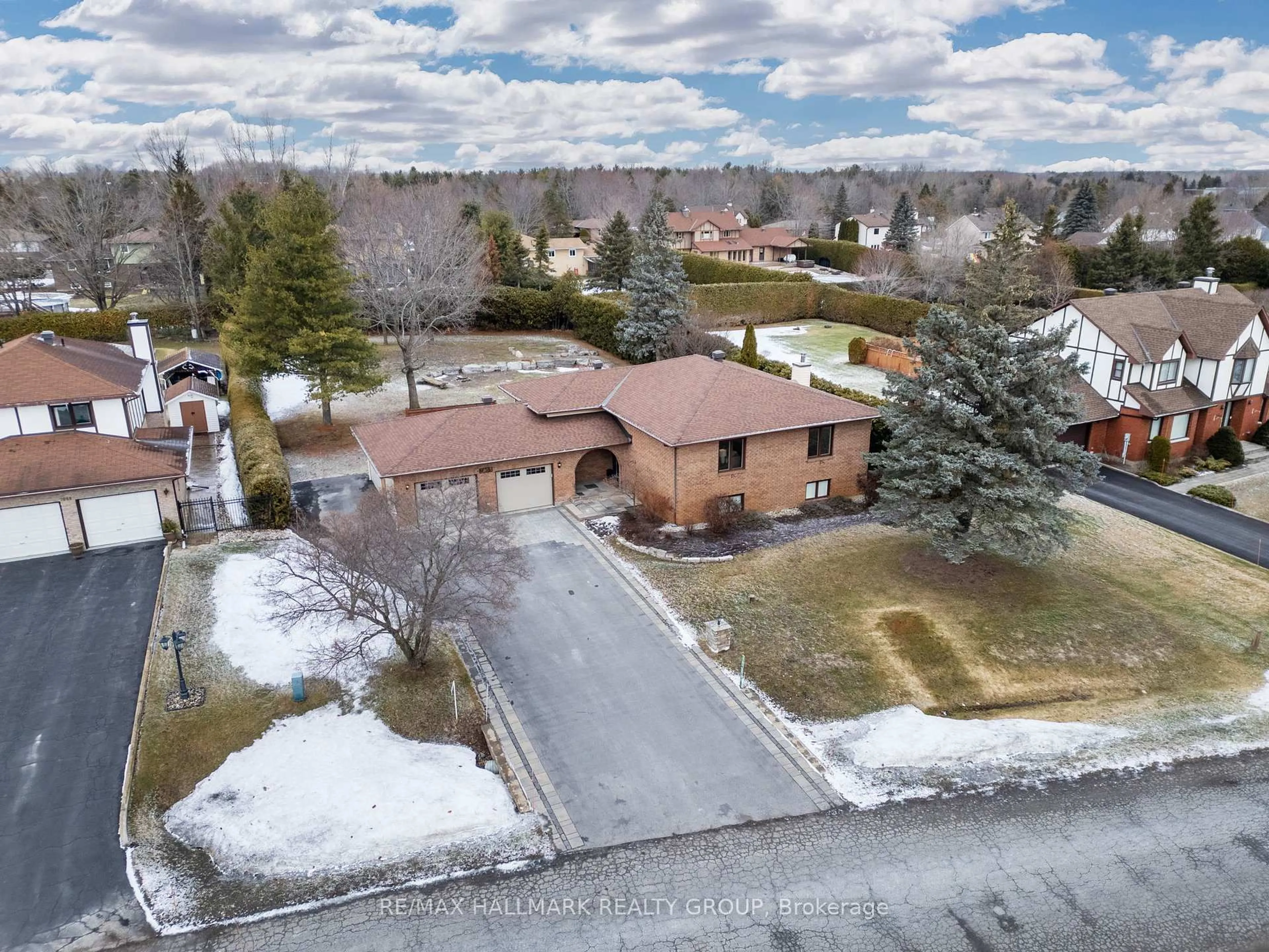A pic from outside/outdoor area/front of a property/back of a property/a pic from drone, street for 7055 Shadow Ridge Dr, Ottawa Ontario K4P 1B8