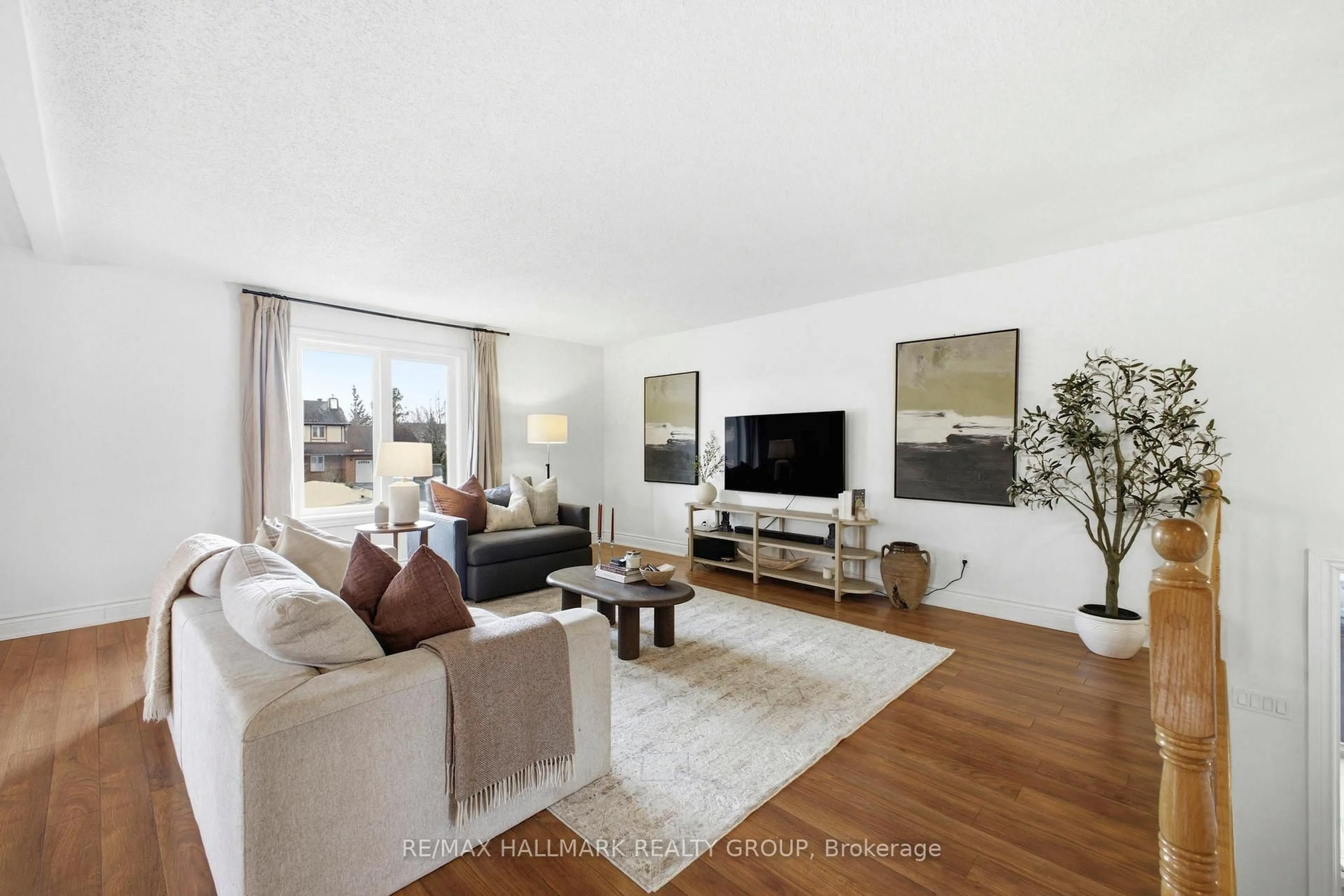 Living room with furniture, unknown for 7055 Shadow Ridge Dr, Ottawa Ontario K4P 1B8